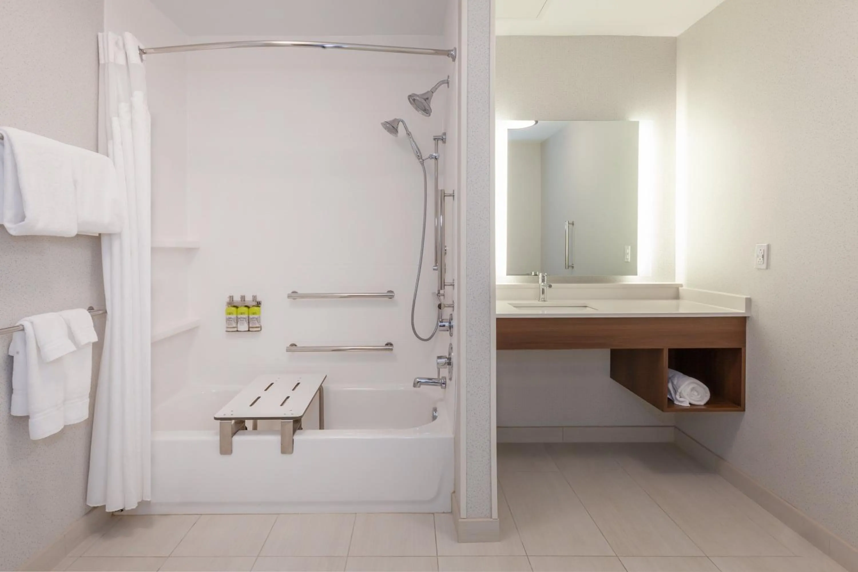 Queen Suite with Two Queen Beds in Holiday Inn Express & Suites Brunswick-Harpers Ferry Area by IHG