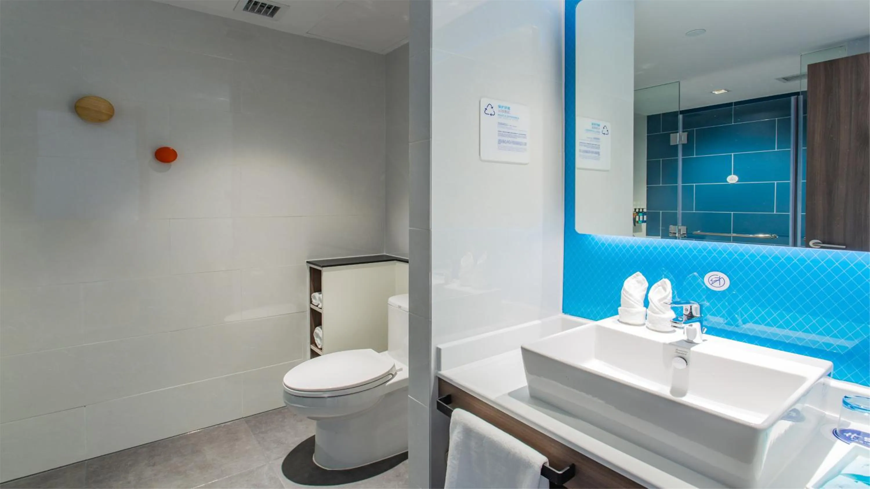 Standard King Room in Holiday Inn Express Jiangmen Jianghai by IHG