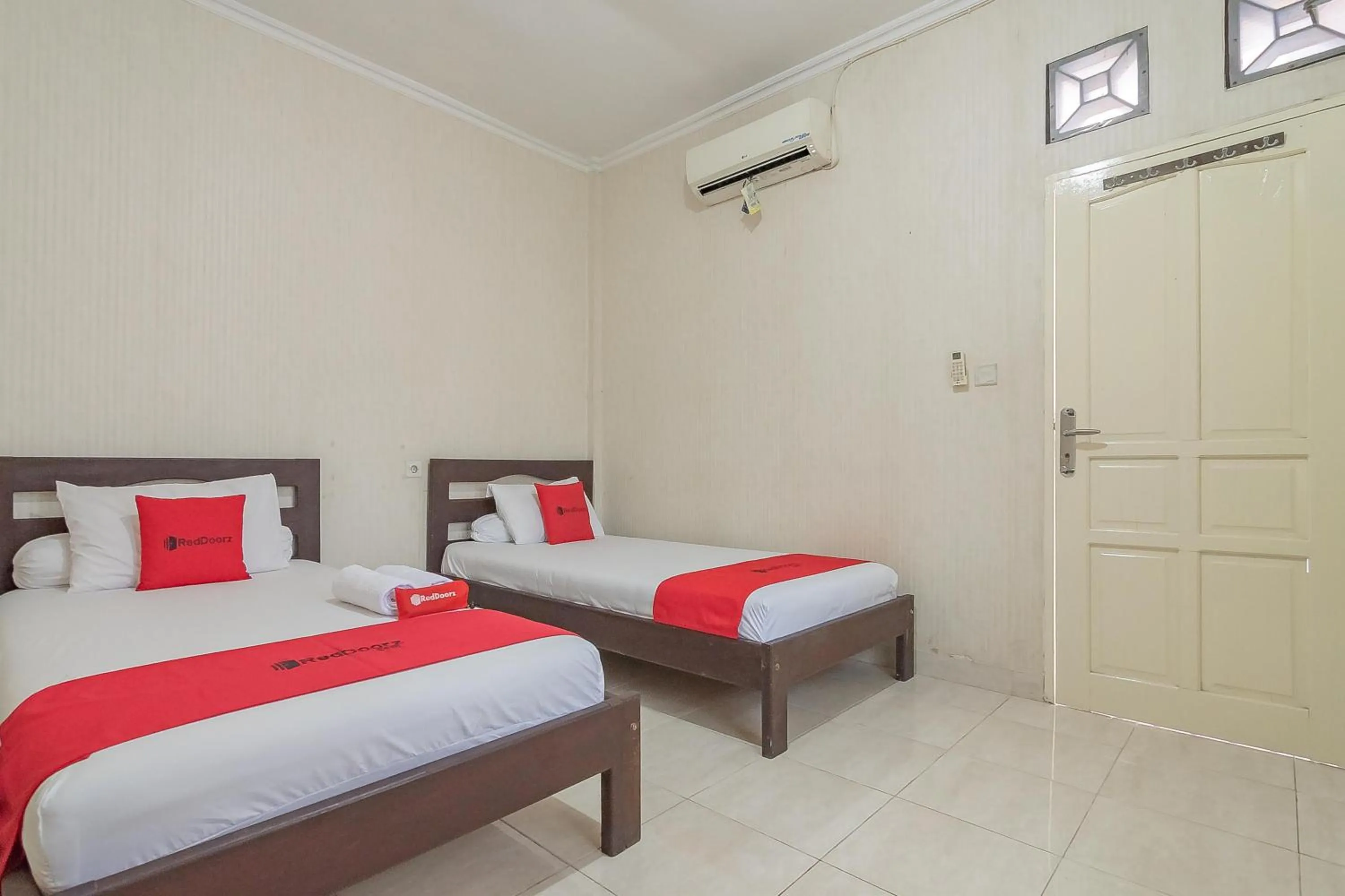Twin Room in RedDoorz Syariah near Terminal Batu Ampar 2