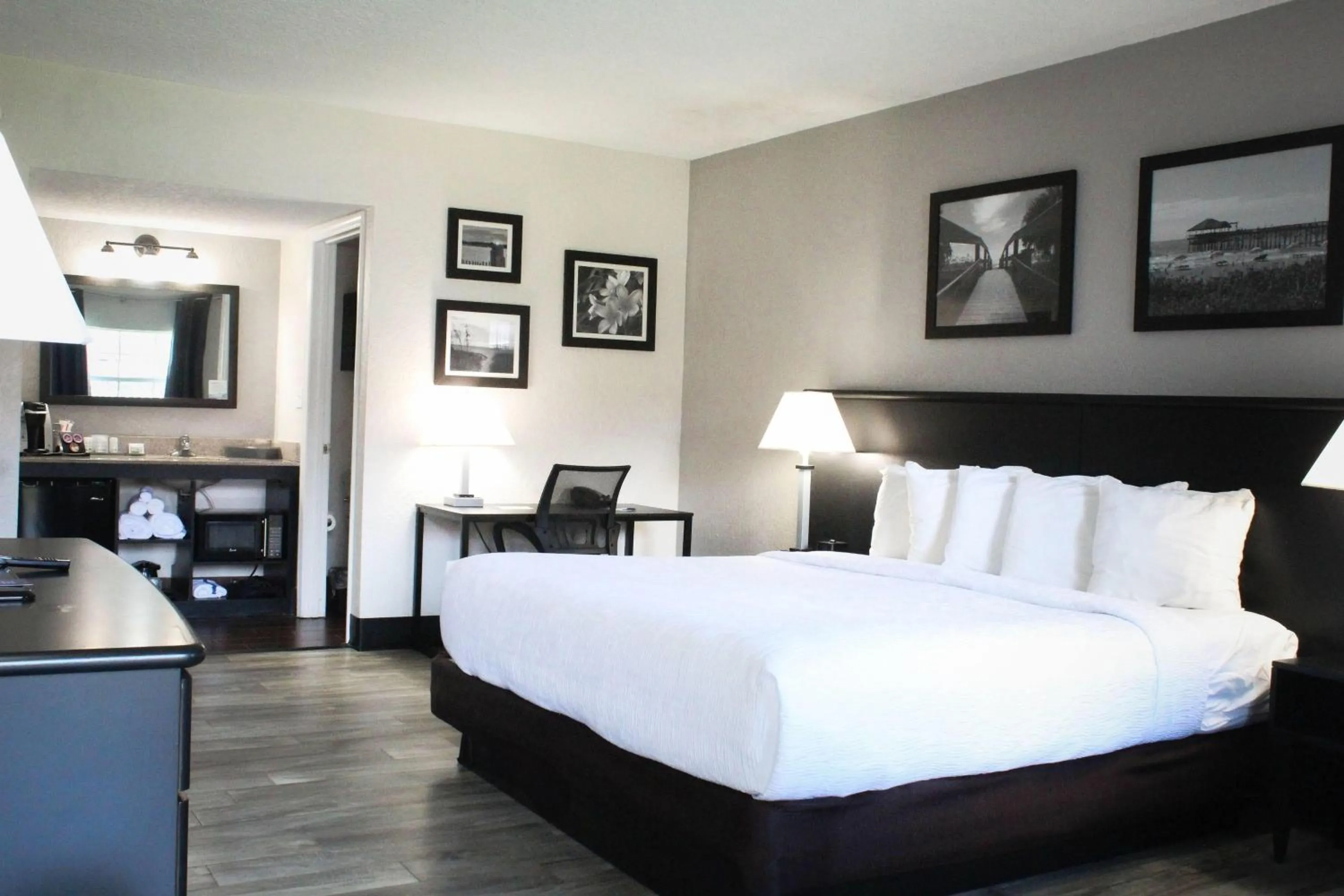 1 King Bed, Deluxe Room, Courtyard/Pool View Room, Non-Smoking in La Quinta Inn by Wyndham Cocoa Beach-Port Canaveral