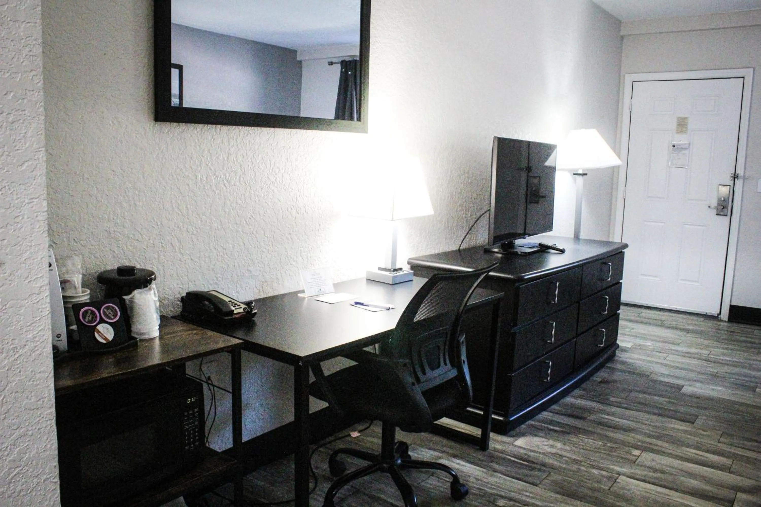 King room, Mobility/Hearing Impaired Access with  Bathtub w/Grab Bars, Non-Smoking in La Quinta Inn by Wyndham Cocoa Beach-Port Canaveral