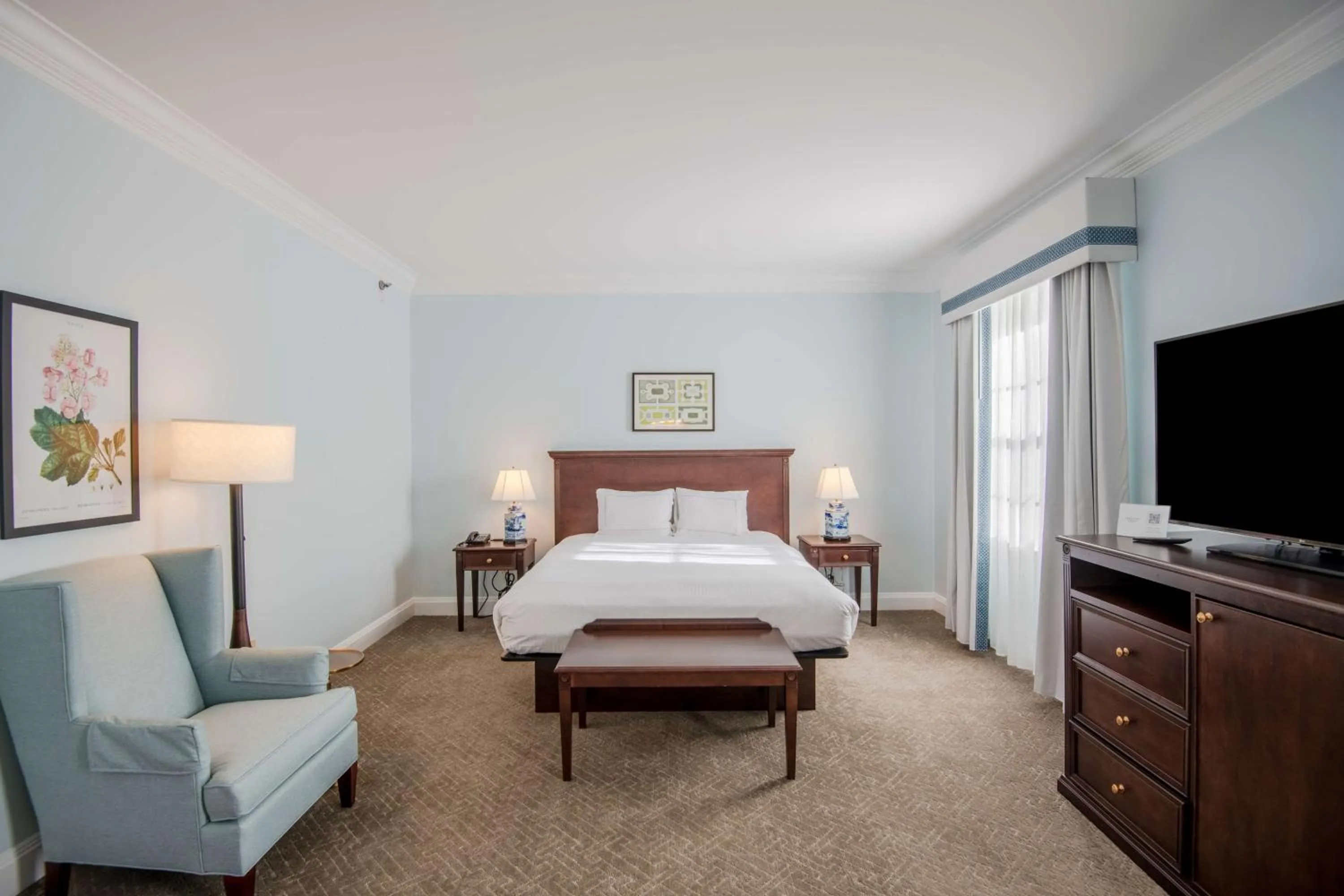 Deluxe King Room in The Founders Inn & Spa Tapestry Collection By Hilton