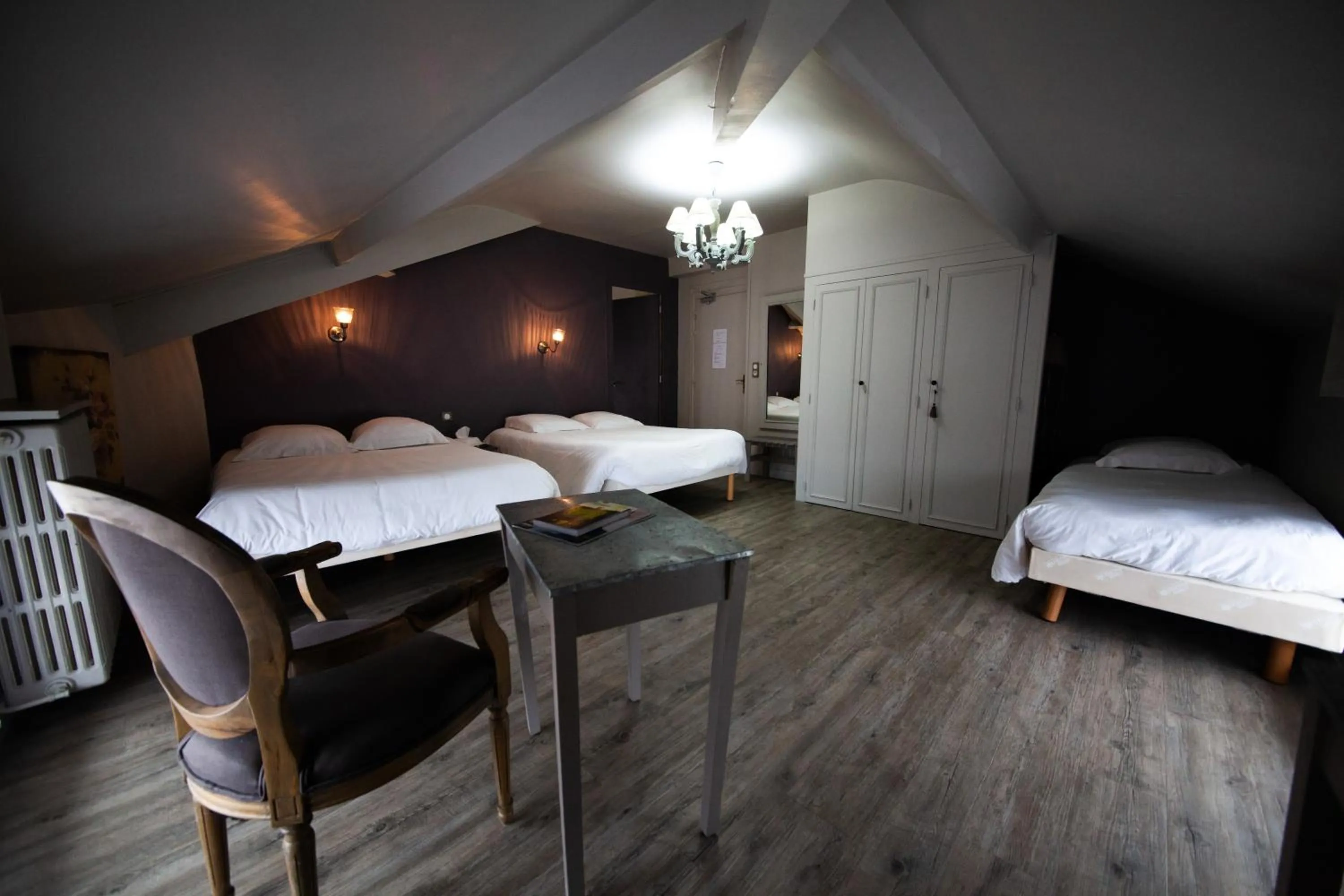 Twin Room with Extra Bed in Hotel du Commerce