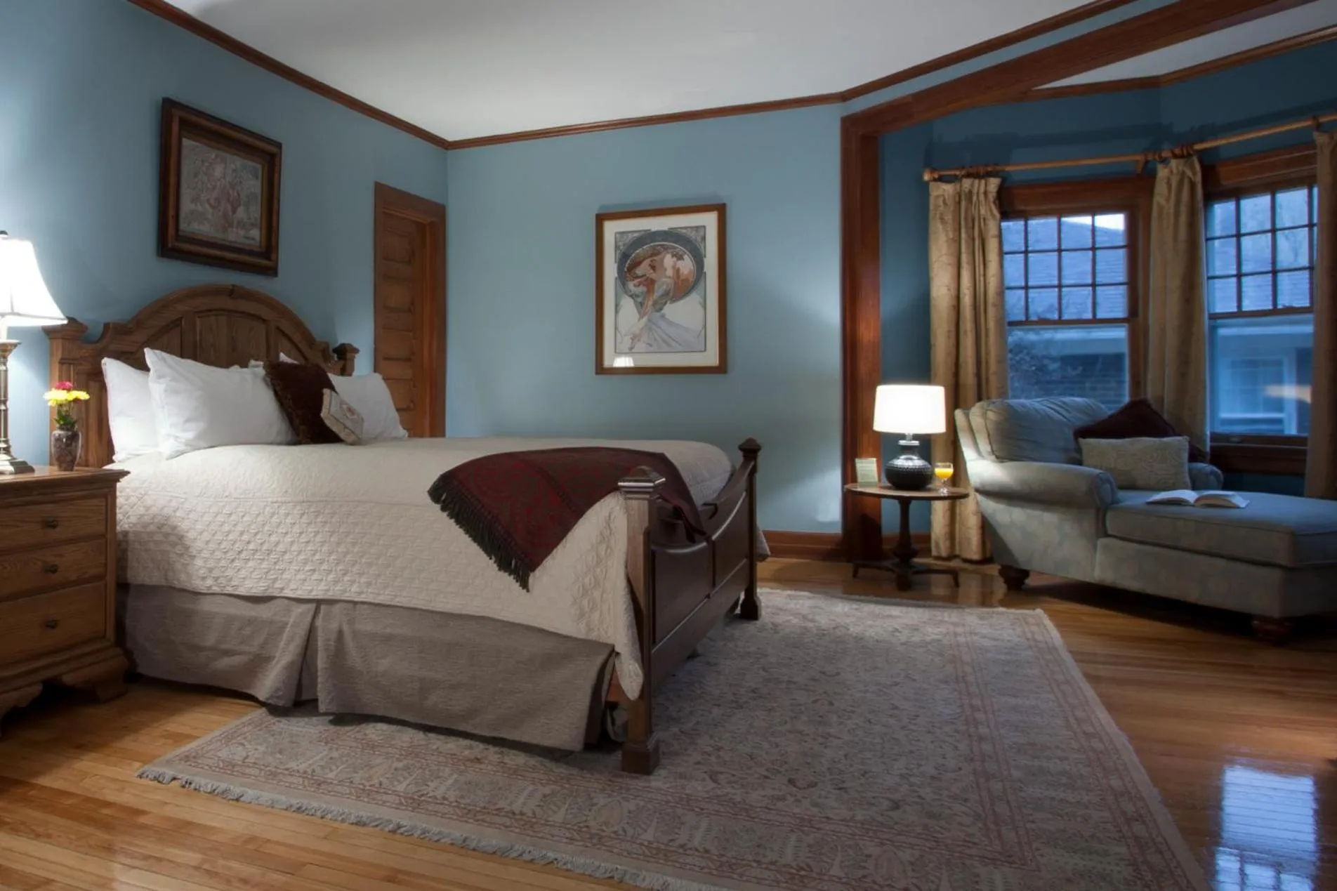 Deluxe King Room in Showers Inn