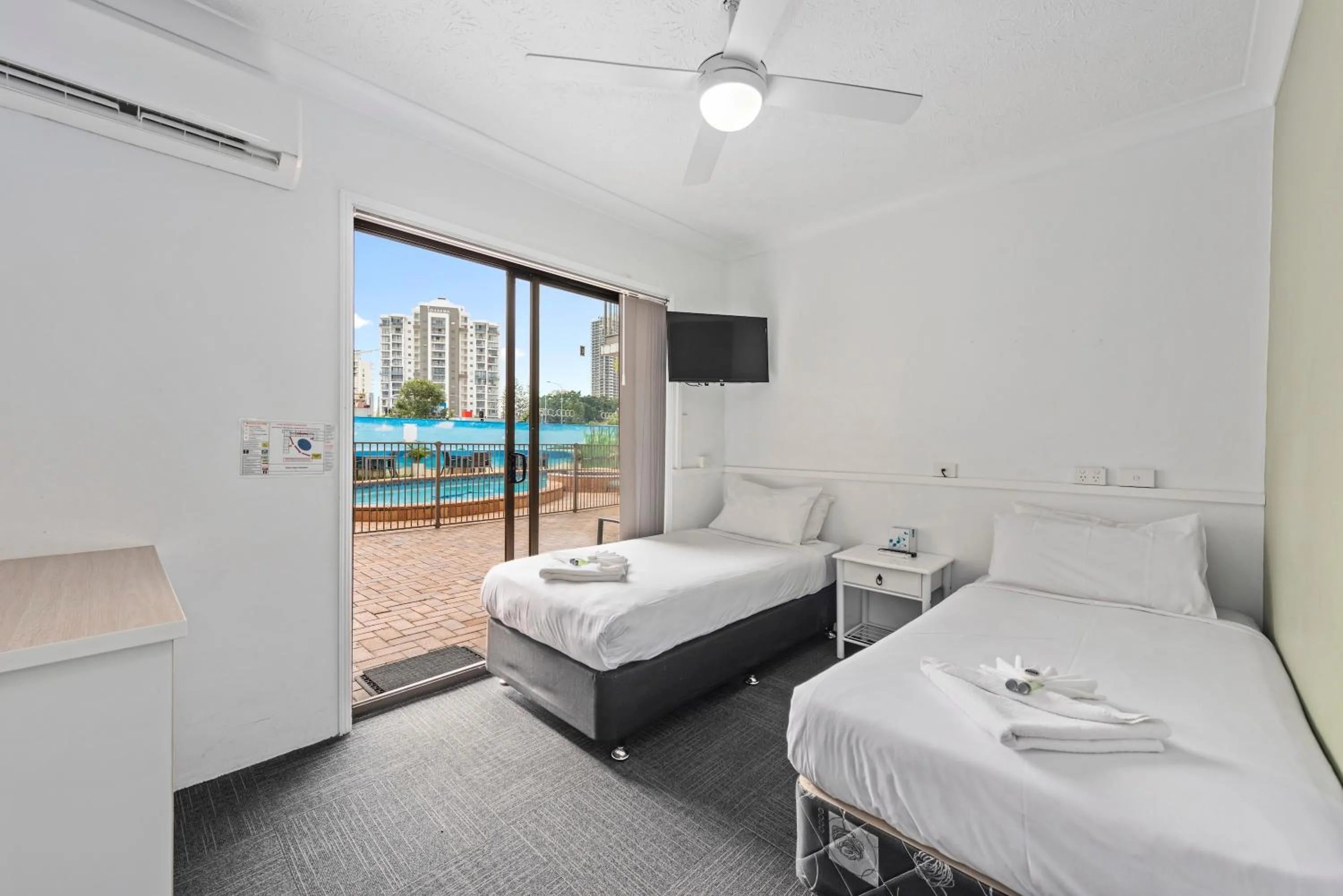 Standard Twin Room in Gold Coast Inn