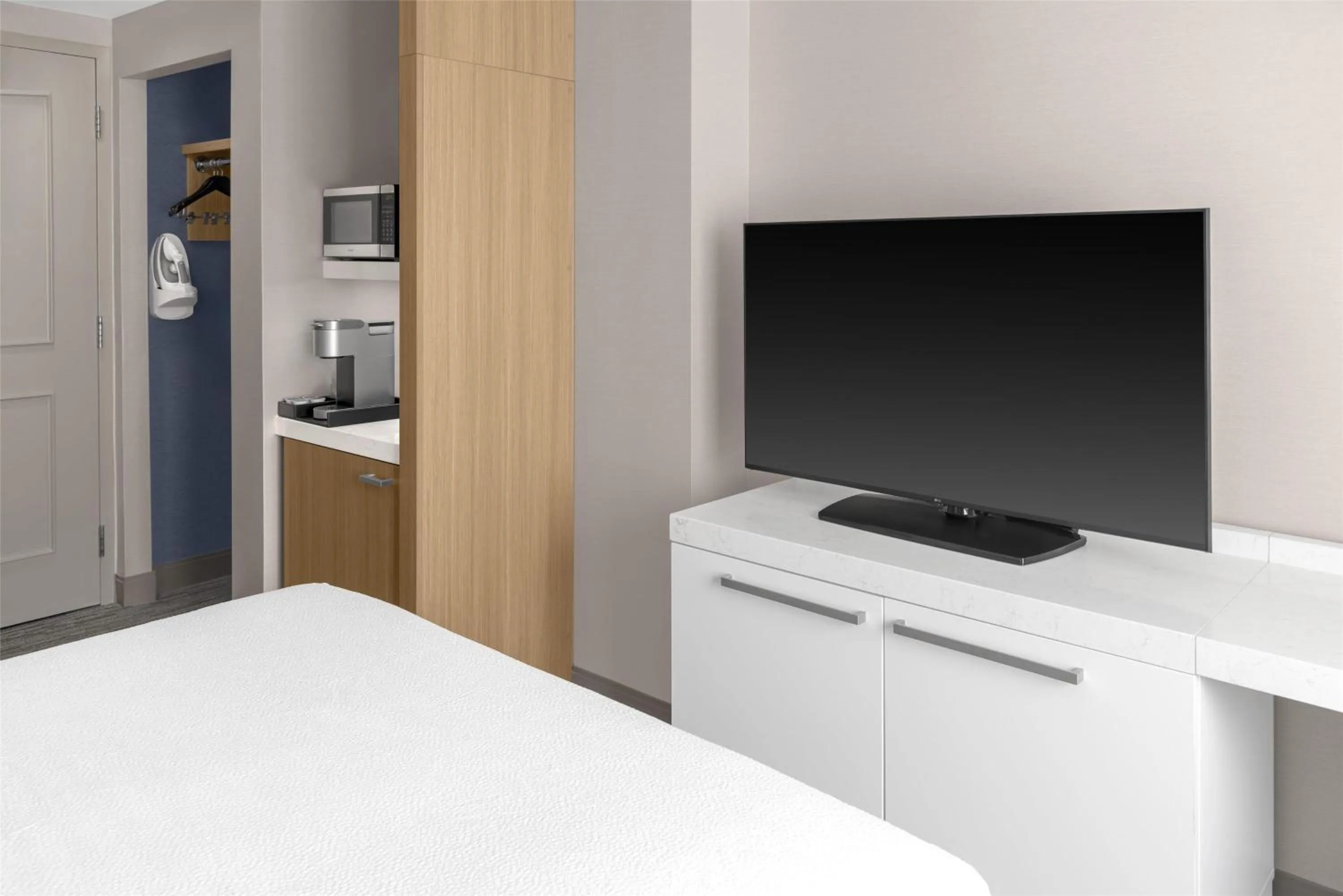 Queen Room in Hilton Garden Inn Queens JFK