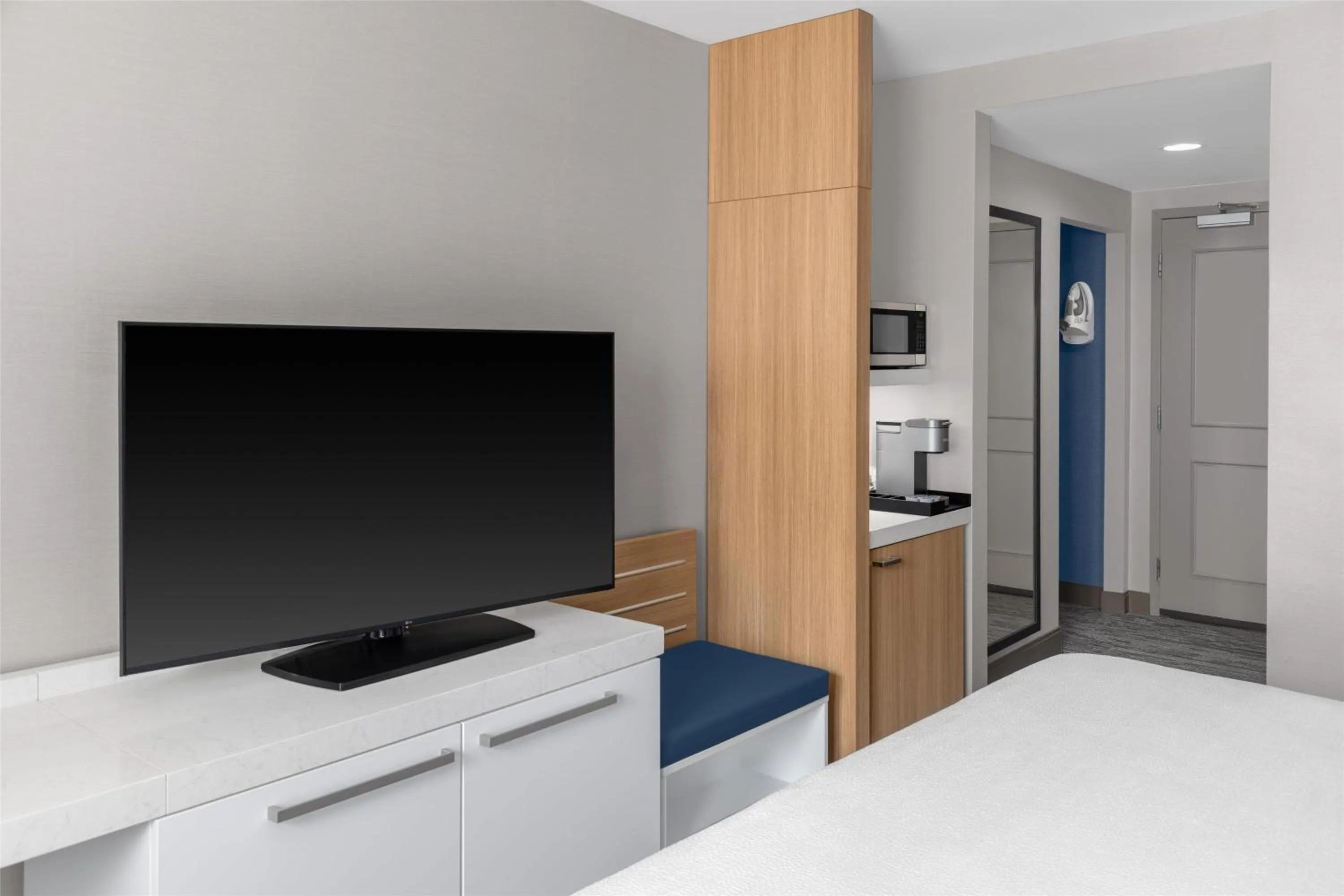 King Room with Bath Tub  in Hilton Garden Inn Queens JFK