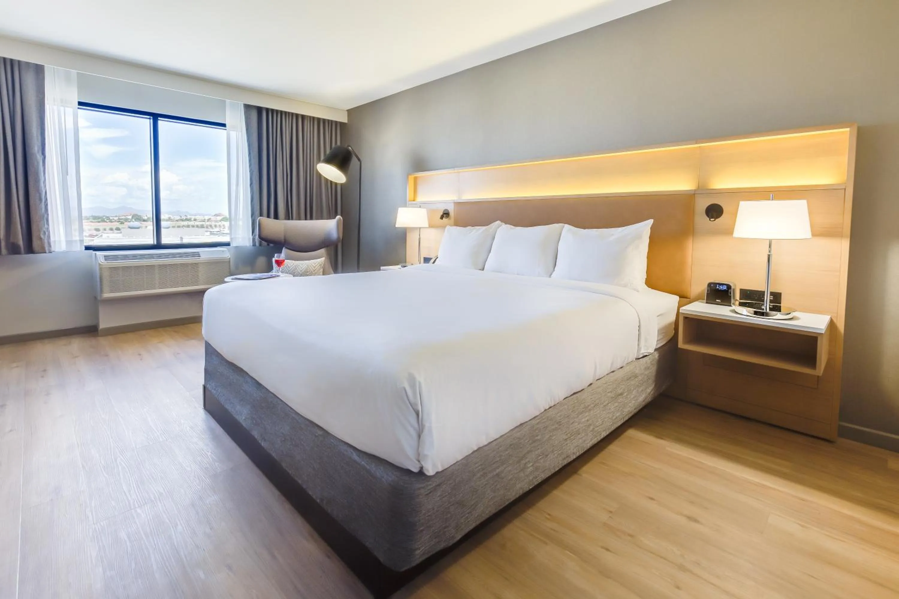 King Room - Disability Access/Non-Smoking in Radisson Hotel Phoenix Airport