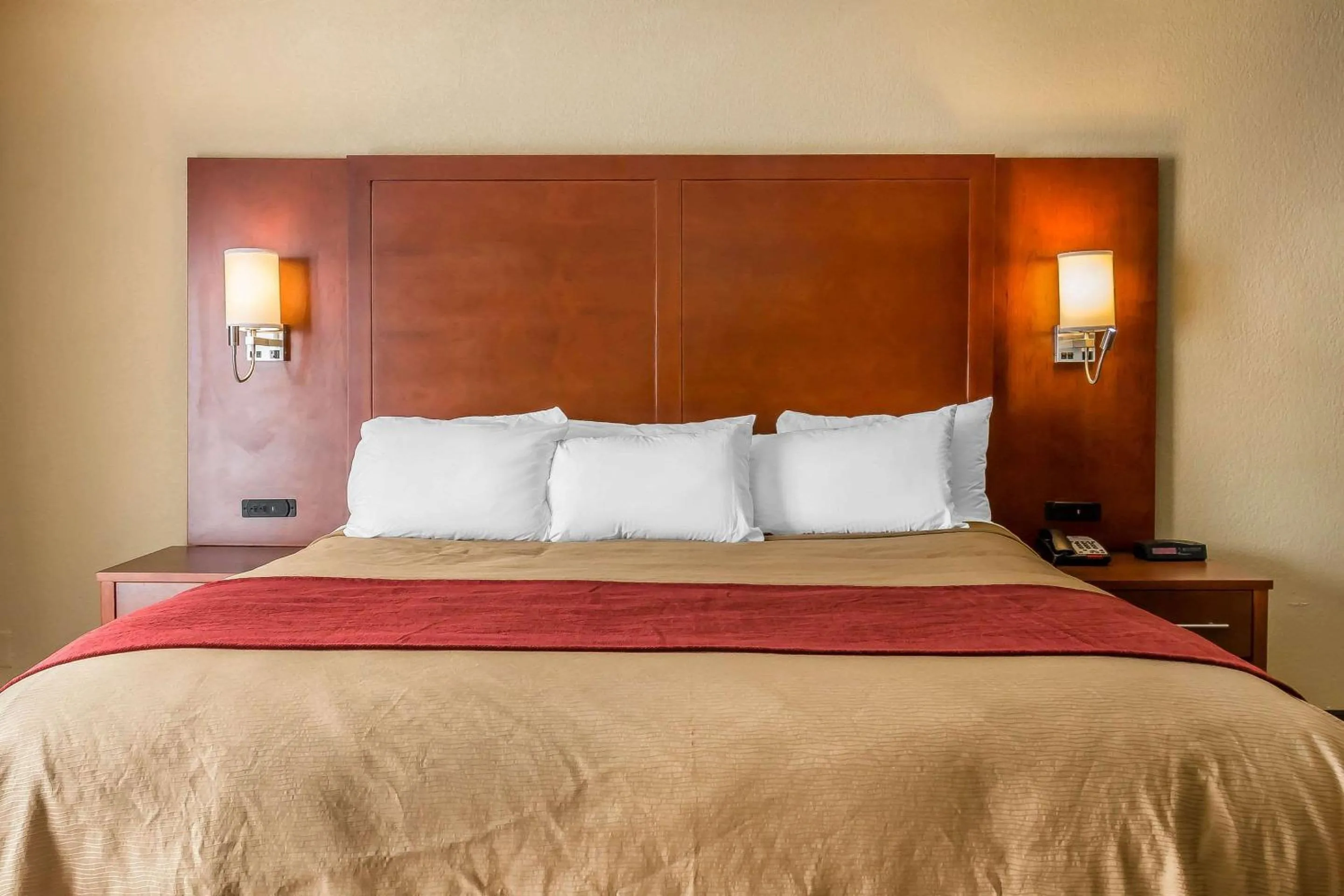 King Suite - Accessible/Non-Smoking/Interior Hall in Comfort Inn