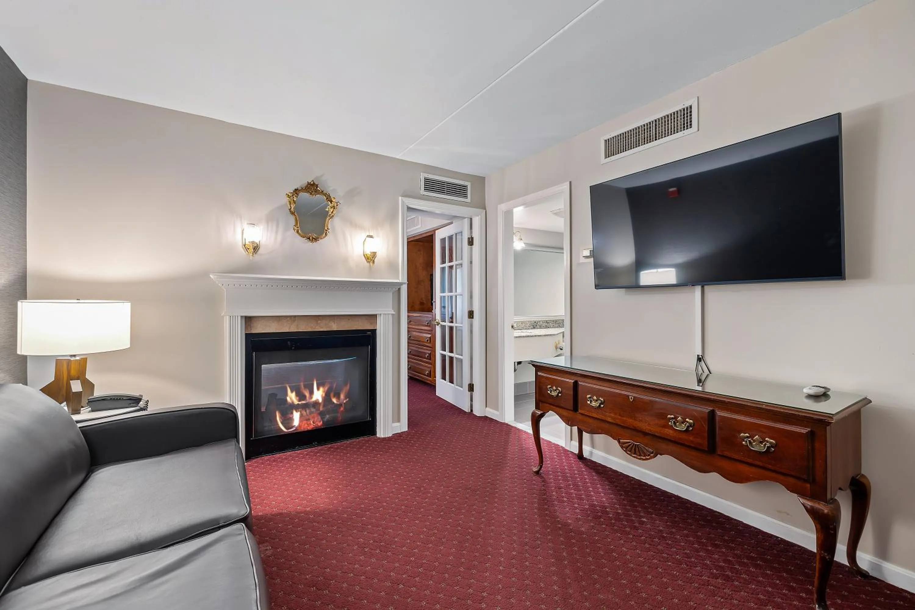 Non-Smoking Fireplace Suite in John Carver Inn & Spa