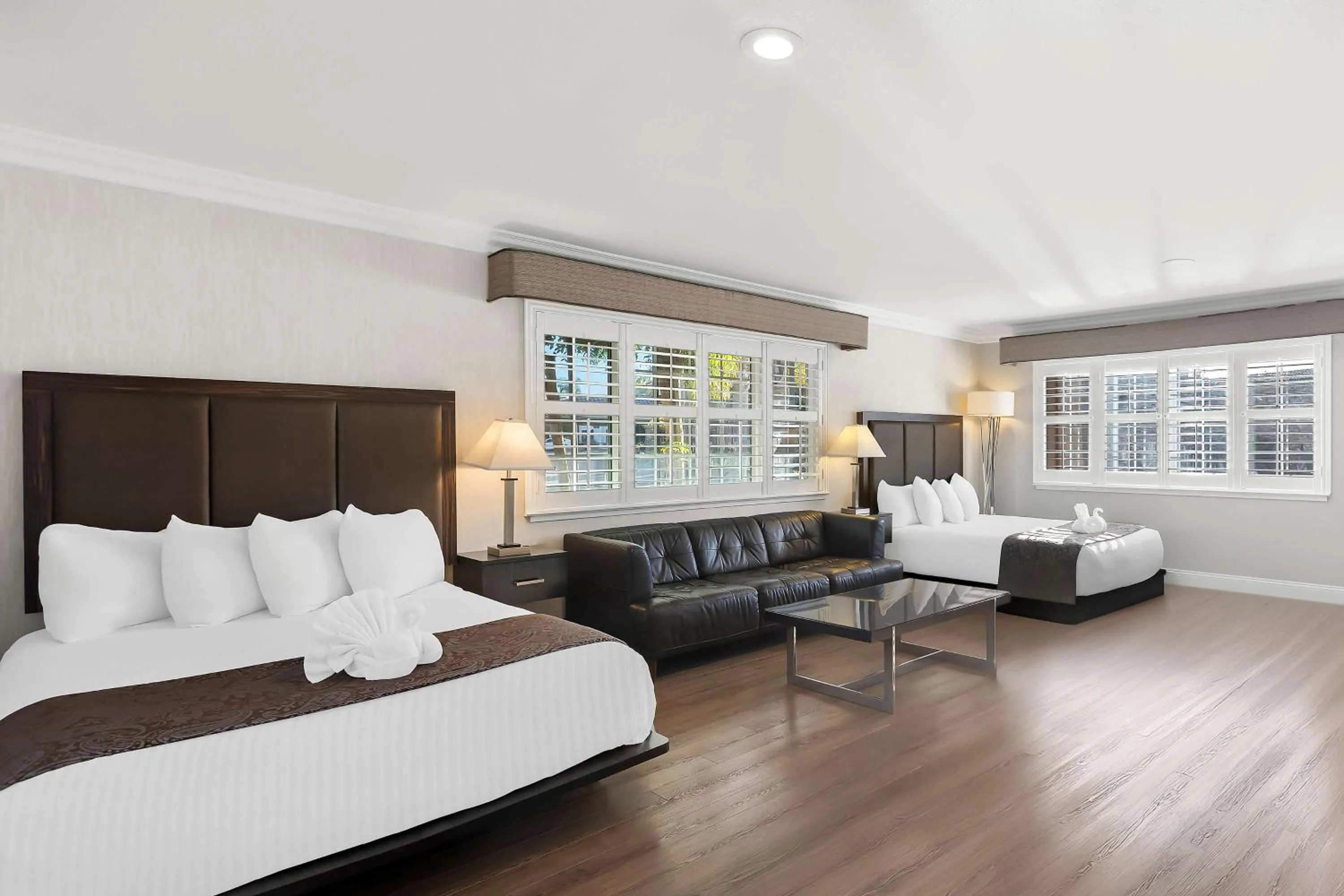 Queen Room with Two Queen Beds with Roll-in Shower - Non-smoking in Best Western University Inn Santa Clara