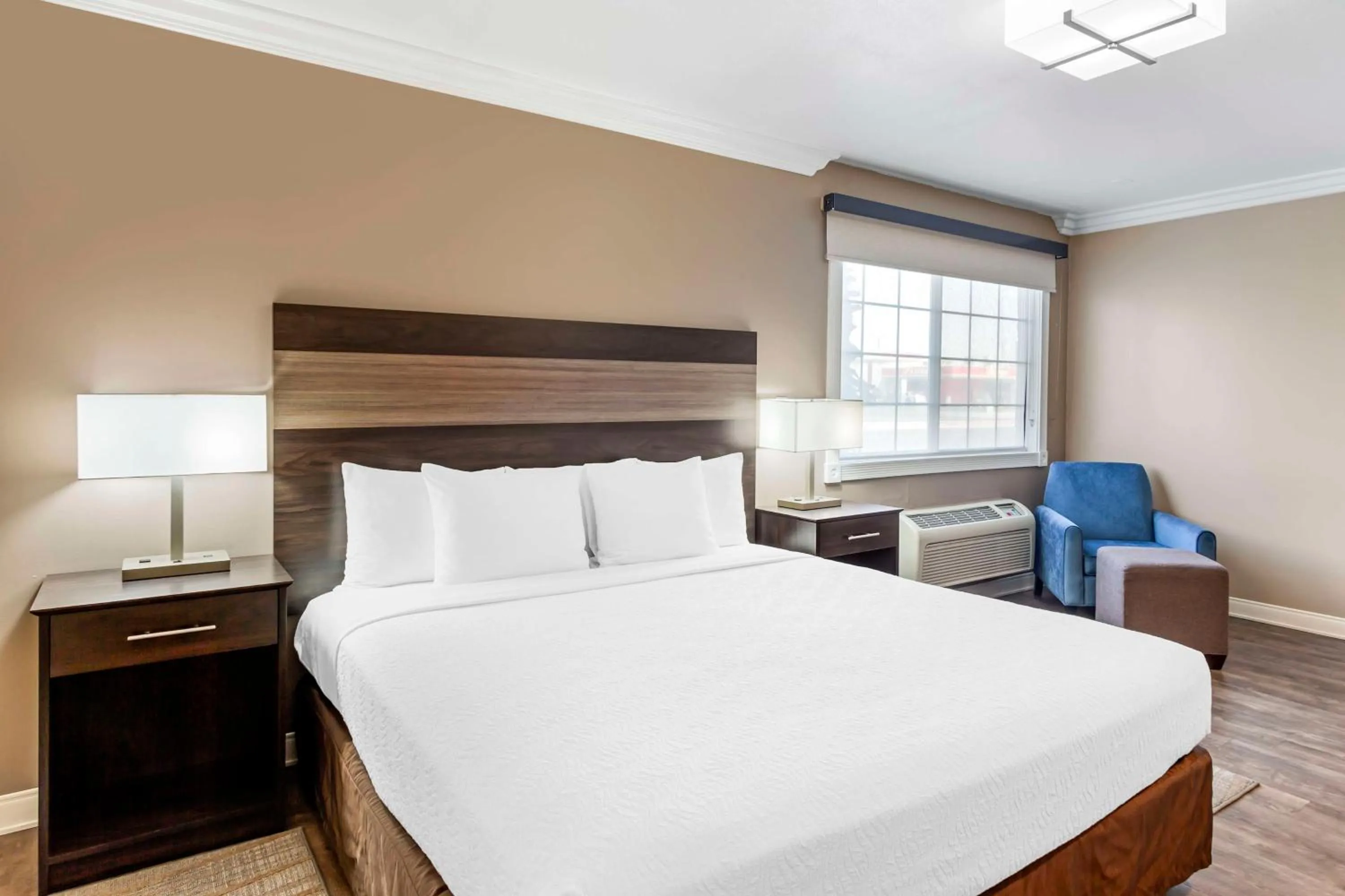 King Room with Roll-In Shower - Mobility Access in Best Western China Lake Inn