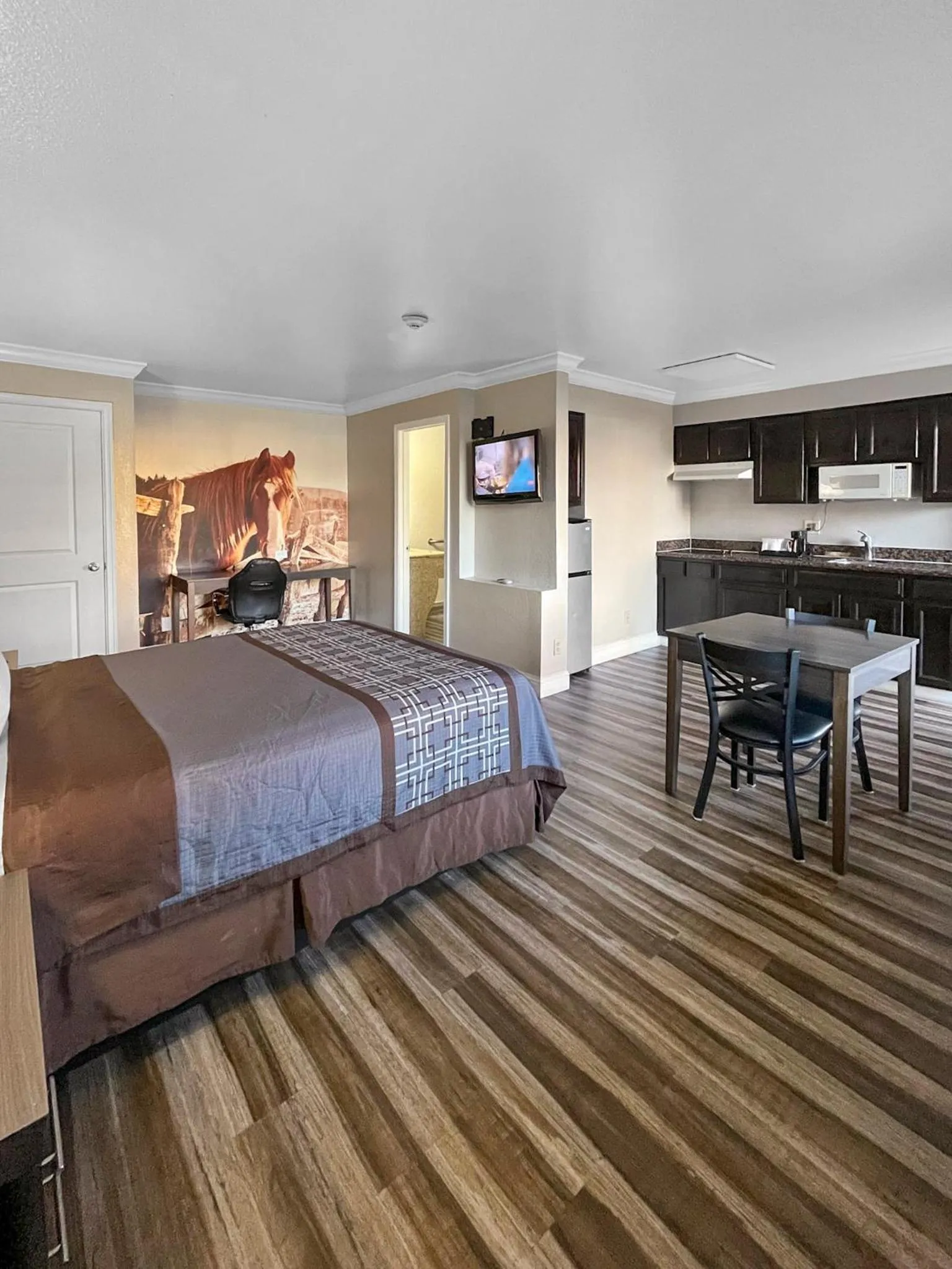 Superior Queen Room in Rodeo Lodge