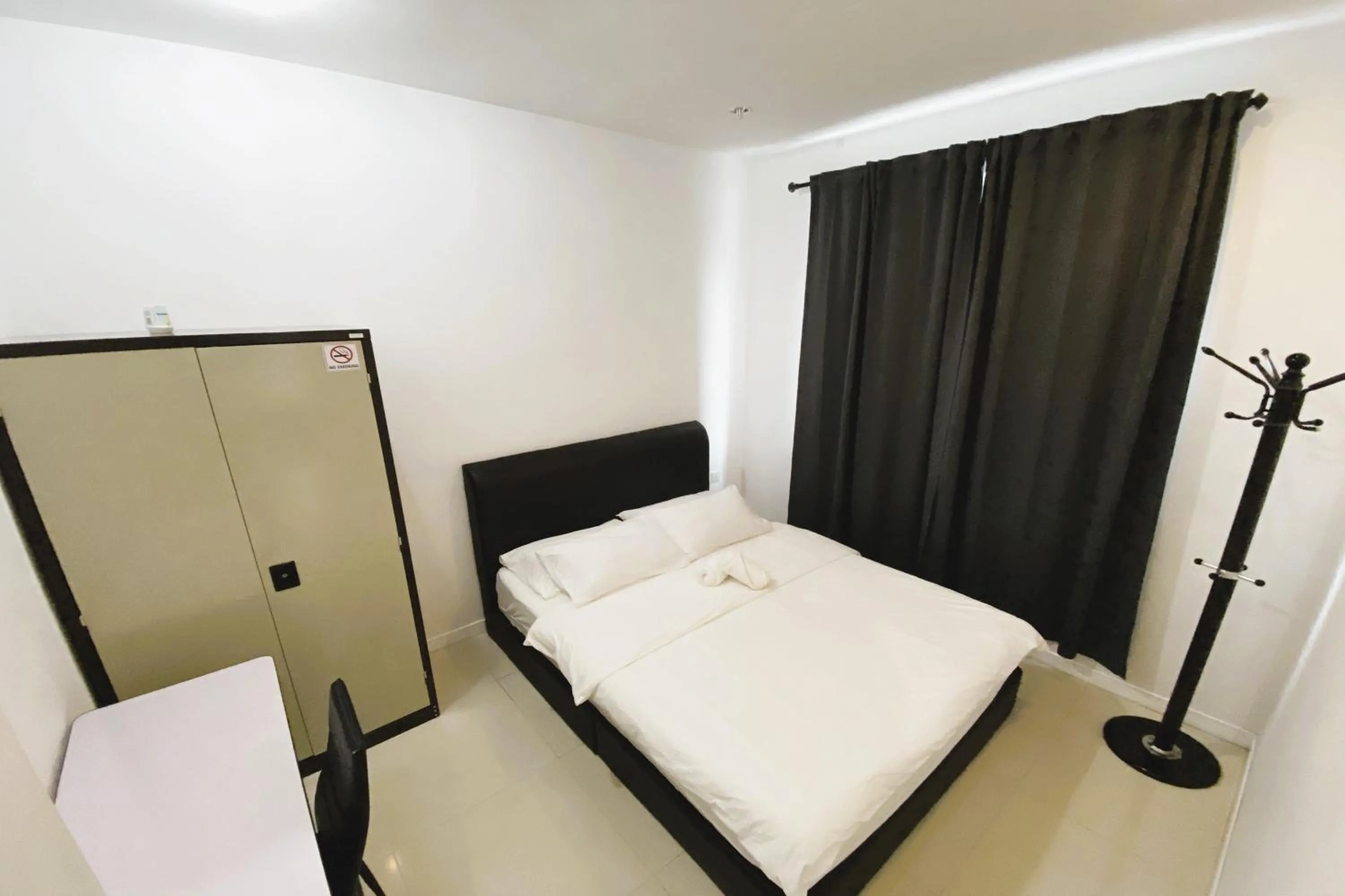 Queen Room with Shared Bathroom in Island Hostel Bayan Lepas Airport