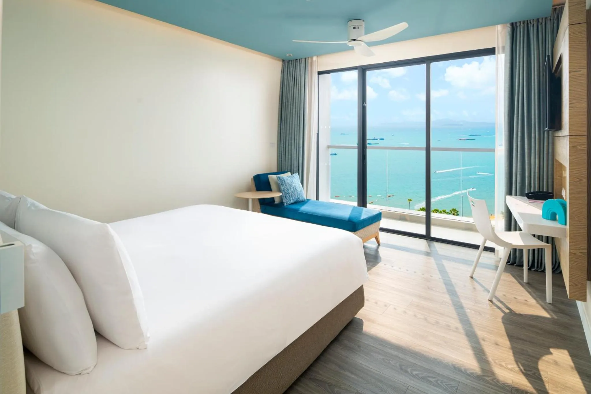 Deluxe Double Room with Sea View in OZO North Pattaya