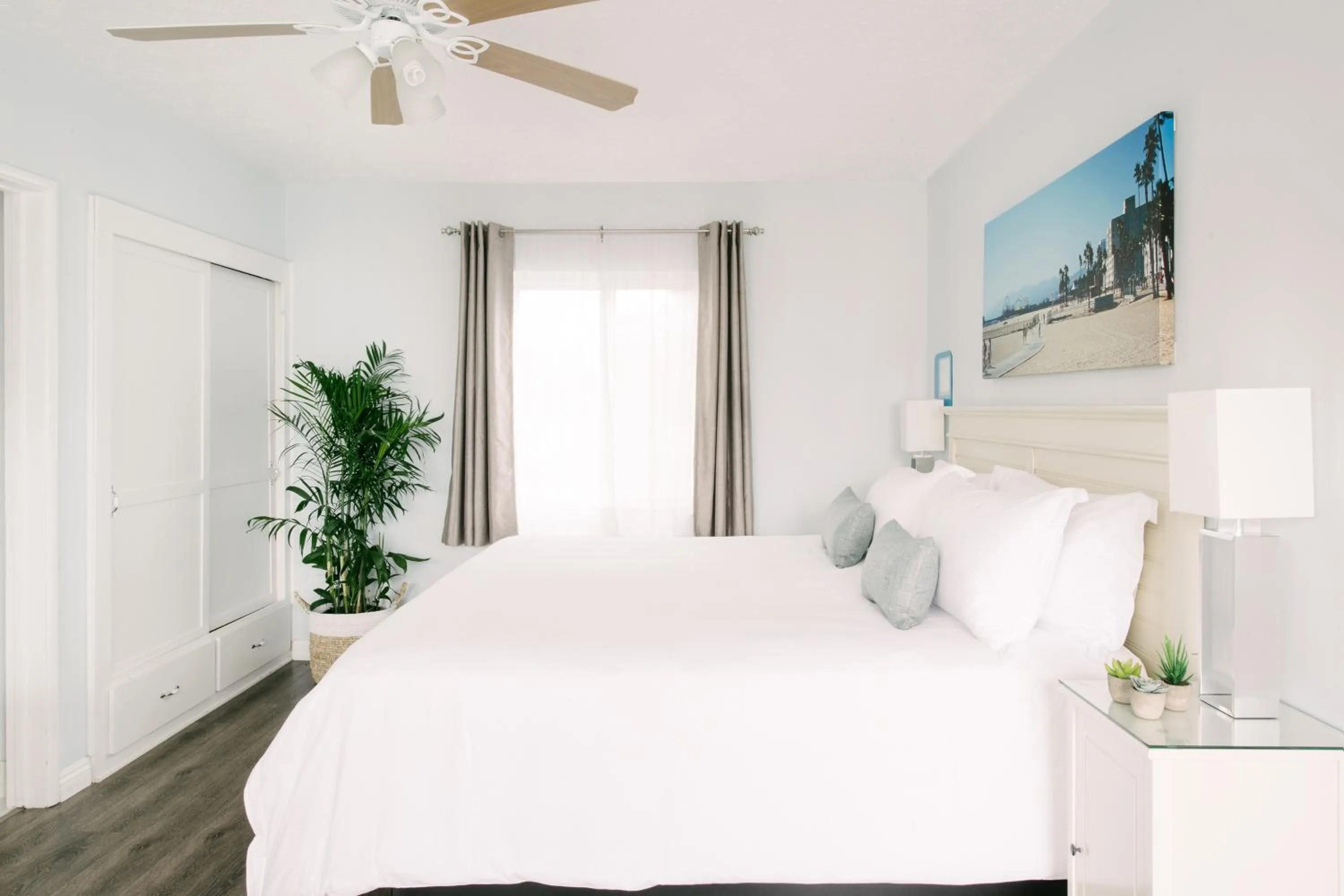 Queen Room in Bayside Hotel