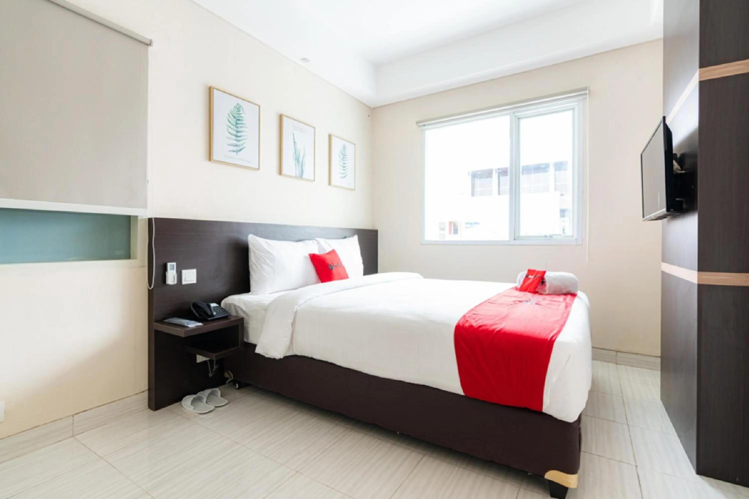 Deluxe Room in RedDoorz Plus At Harvest Inn Panakkukang