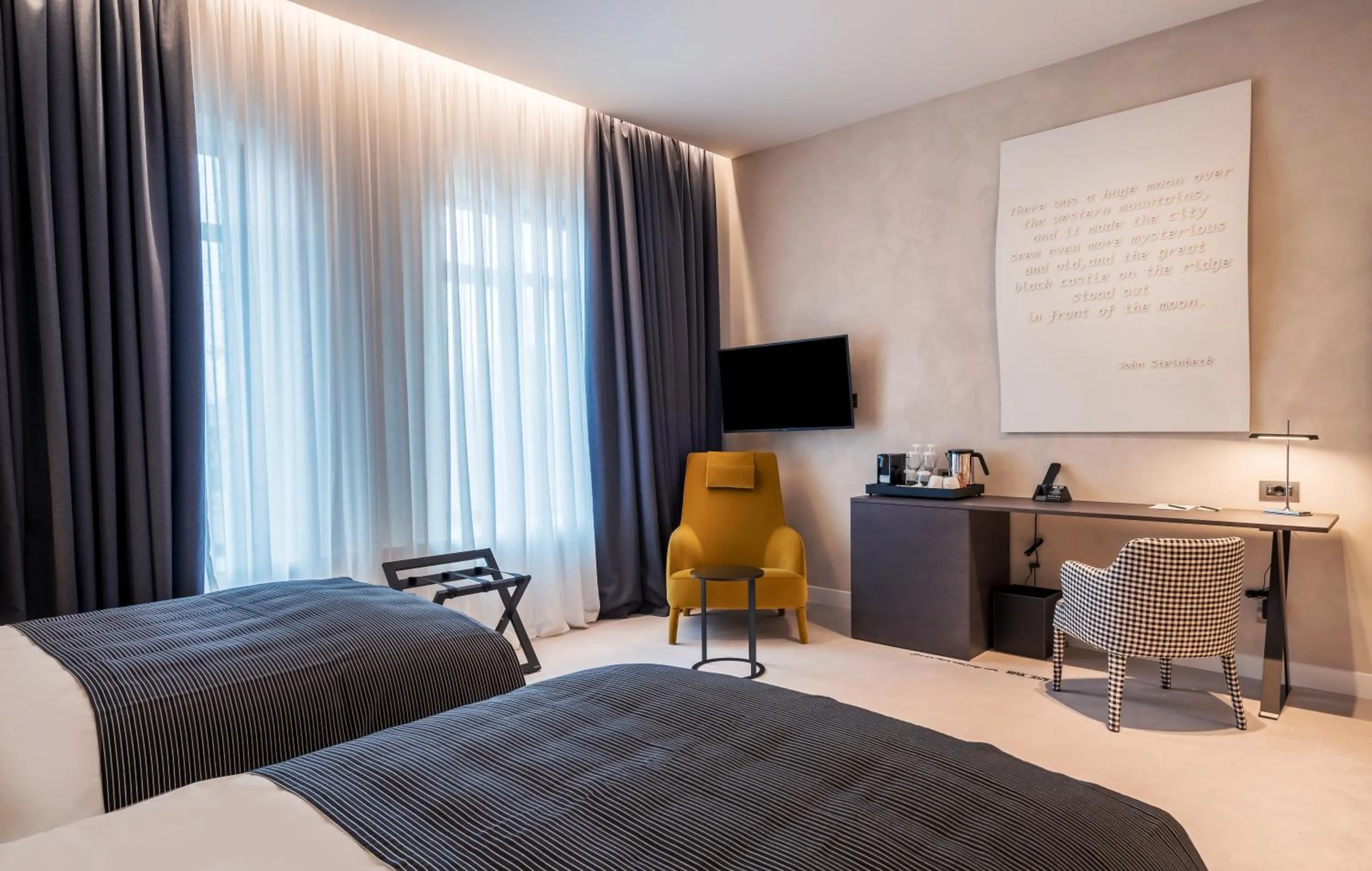 Standard Twin Room in Monograph Freedom Square