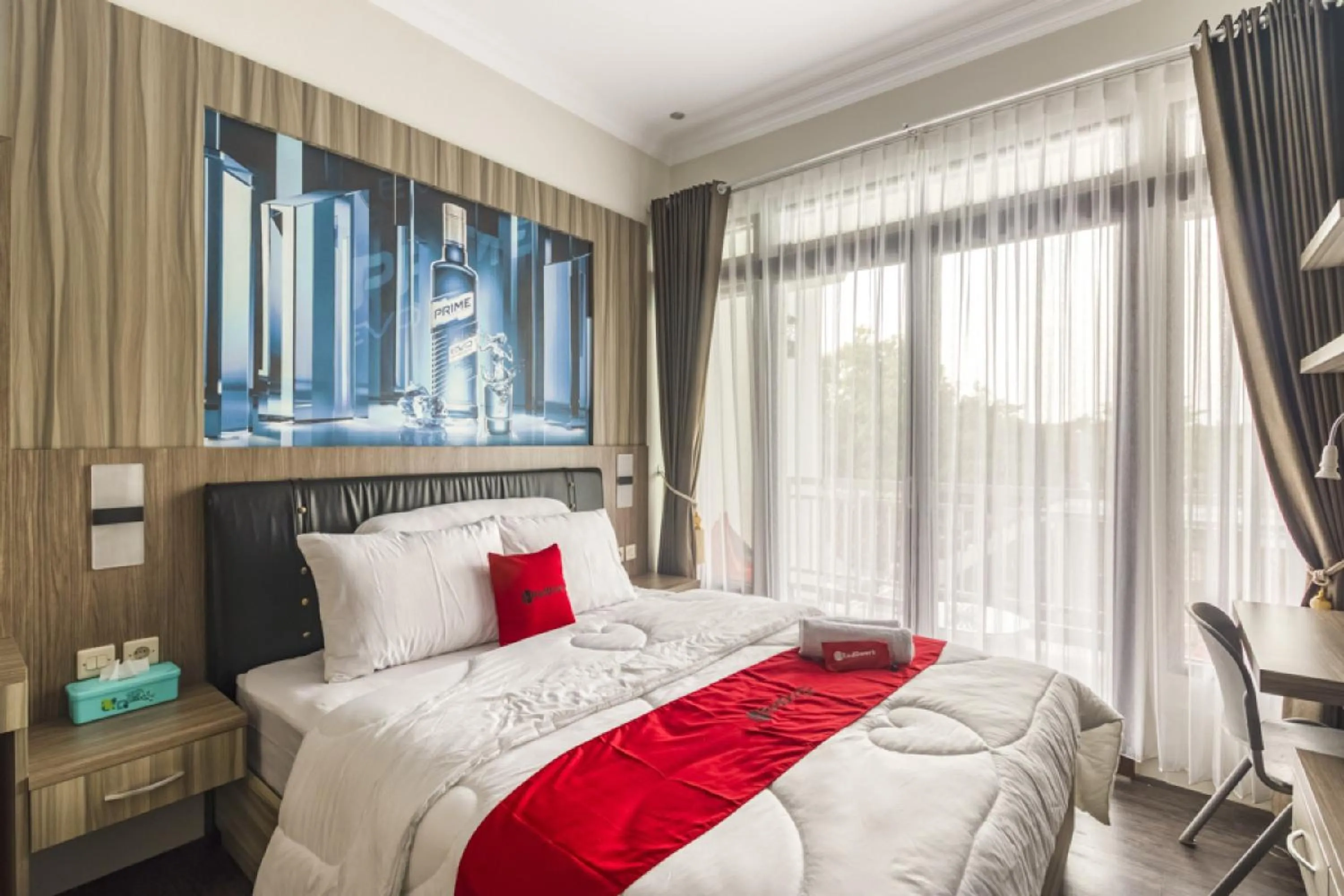 Deluxe Room in RedDoorz Plus near Gembira Loka Zoo 2