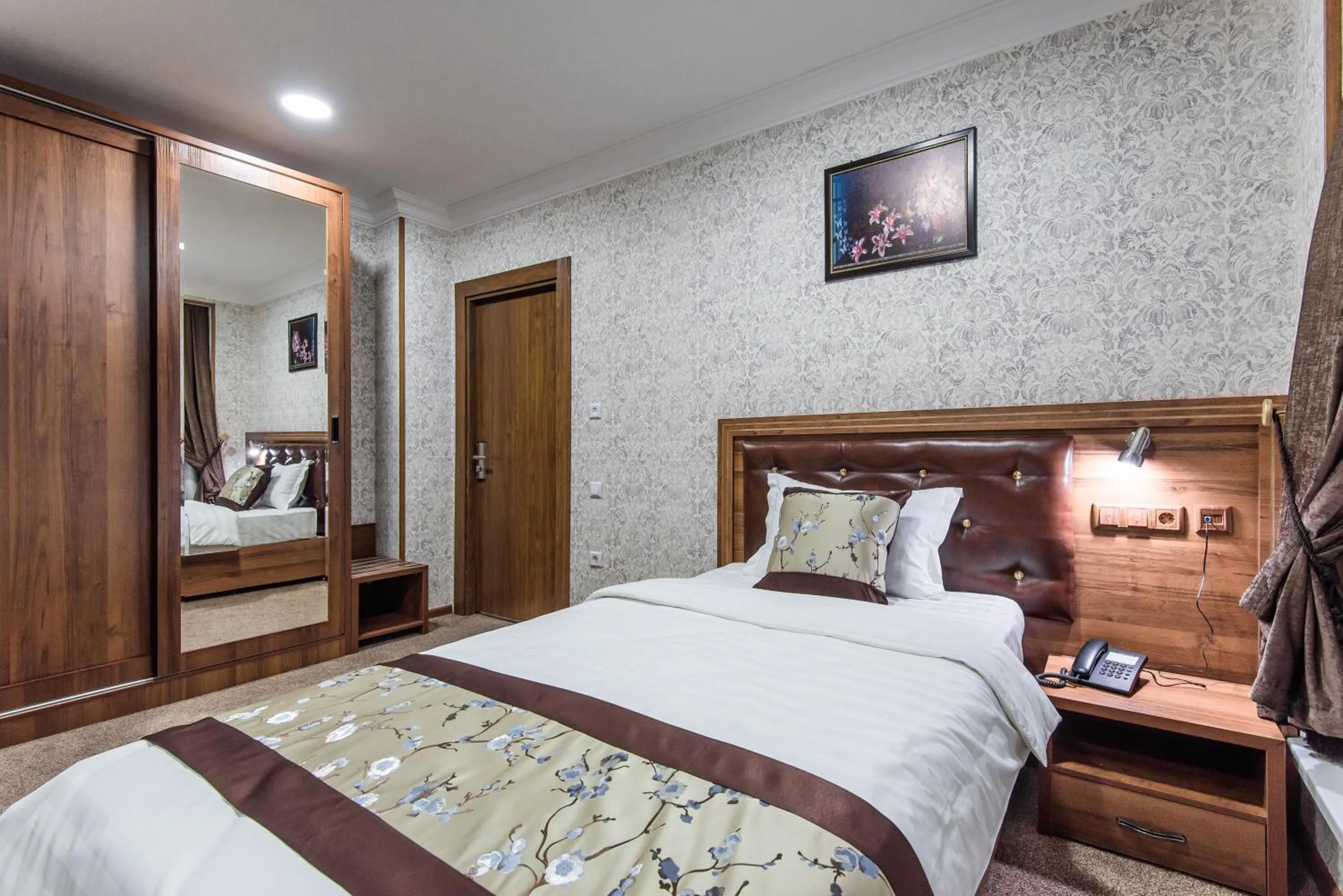 Single Room with Bathroom - single occupancy in Michelin Hotel