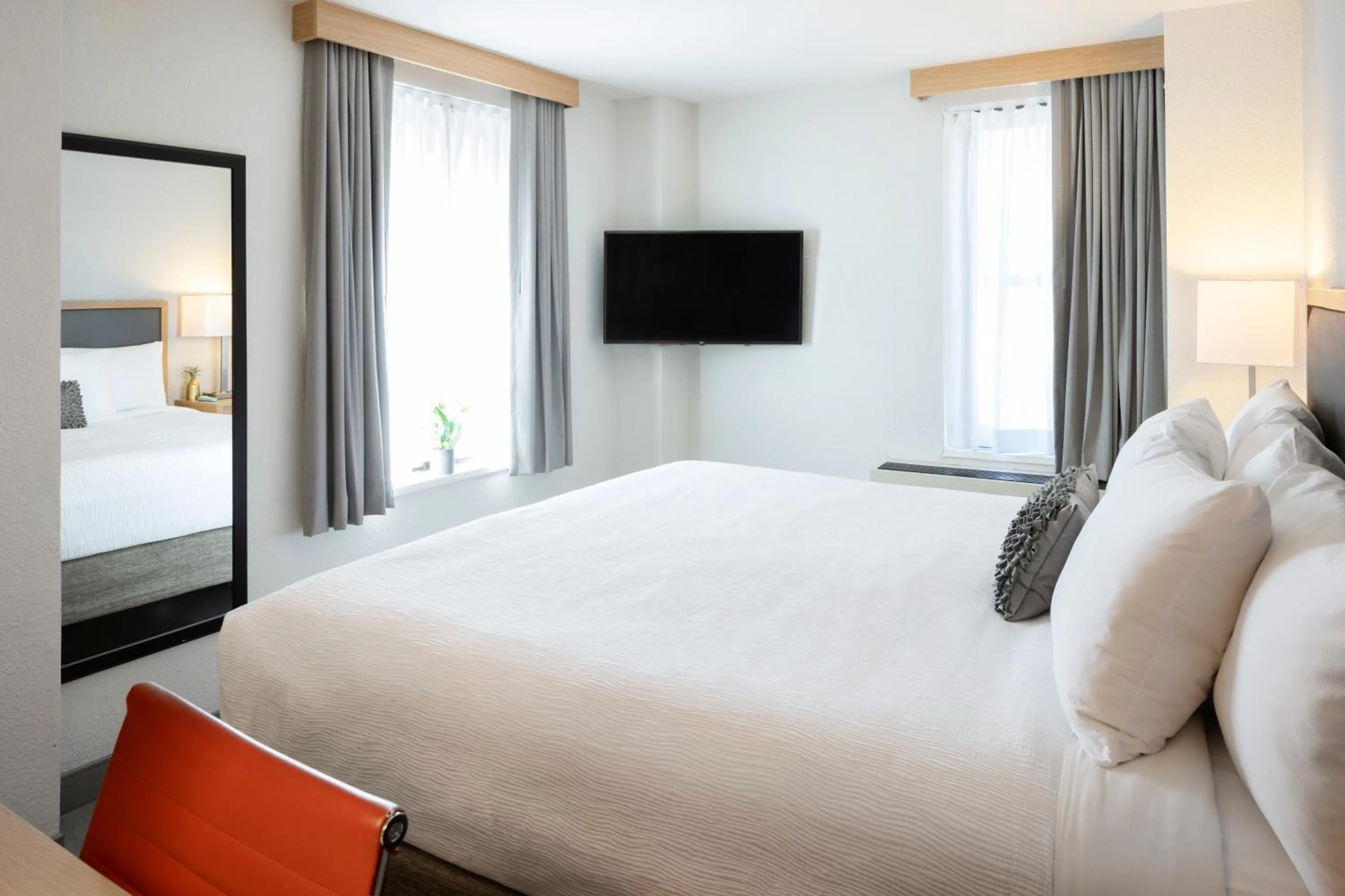 Standard King Room in Hotel Saint Clair - Magnificent Mile