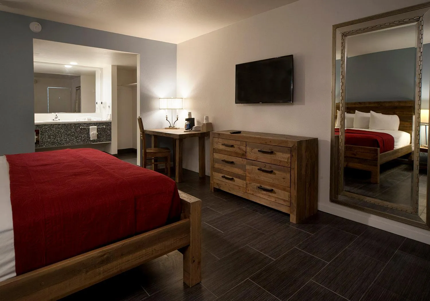 Single Queen Room in Thunderbird Boutique Hotel