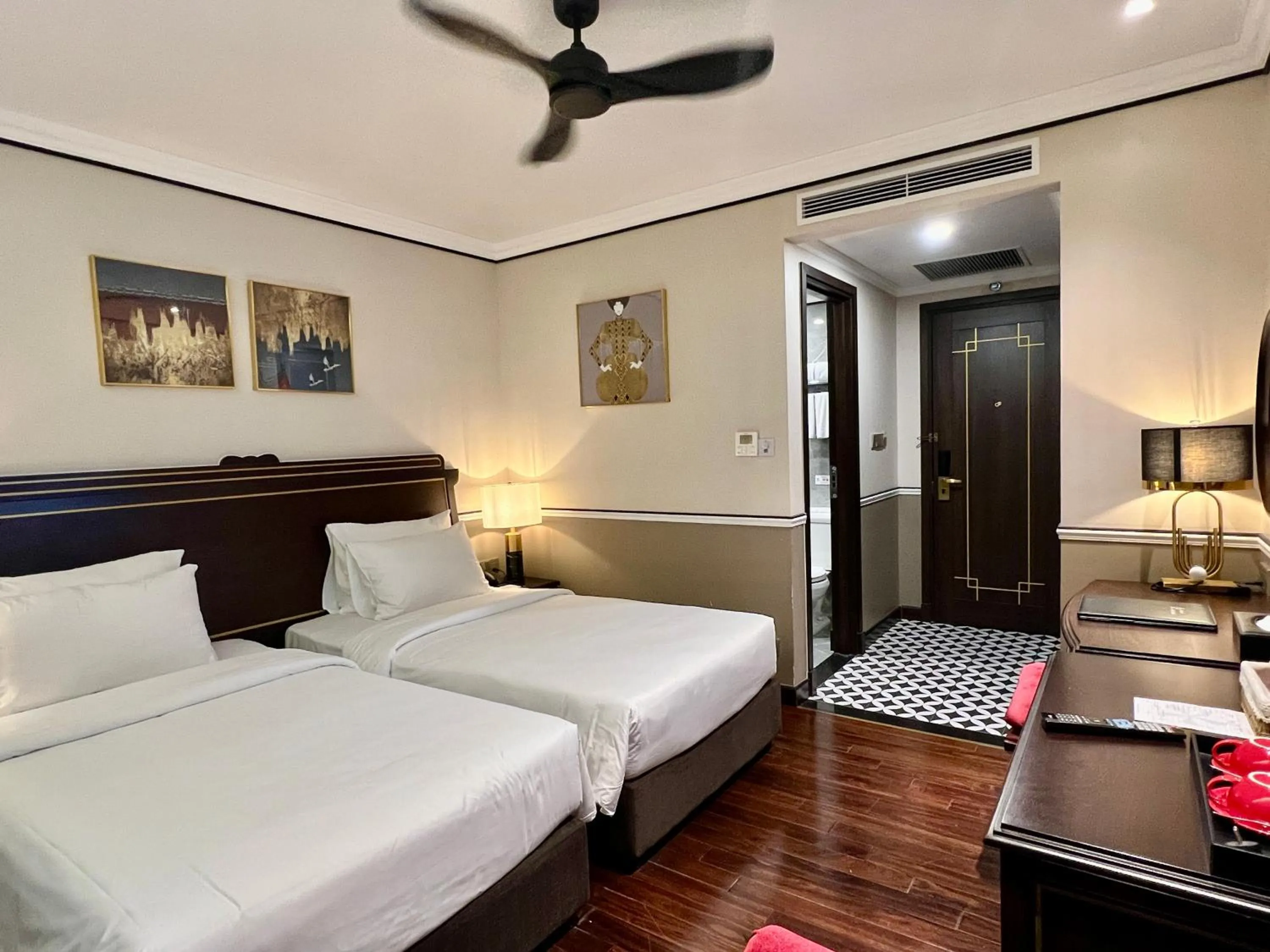 Superior Twin Room in Hotel du Monde Art