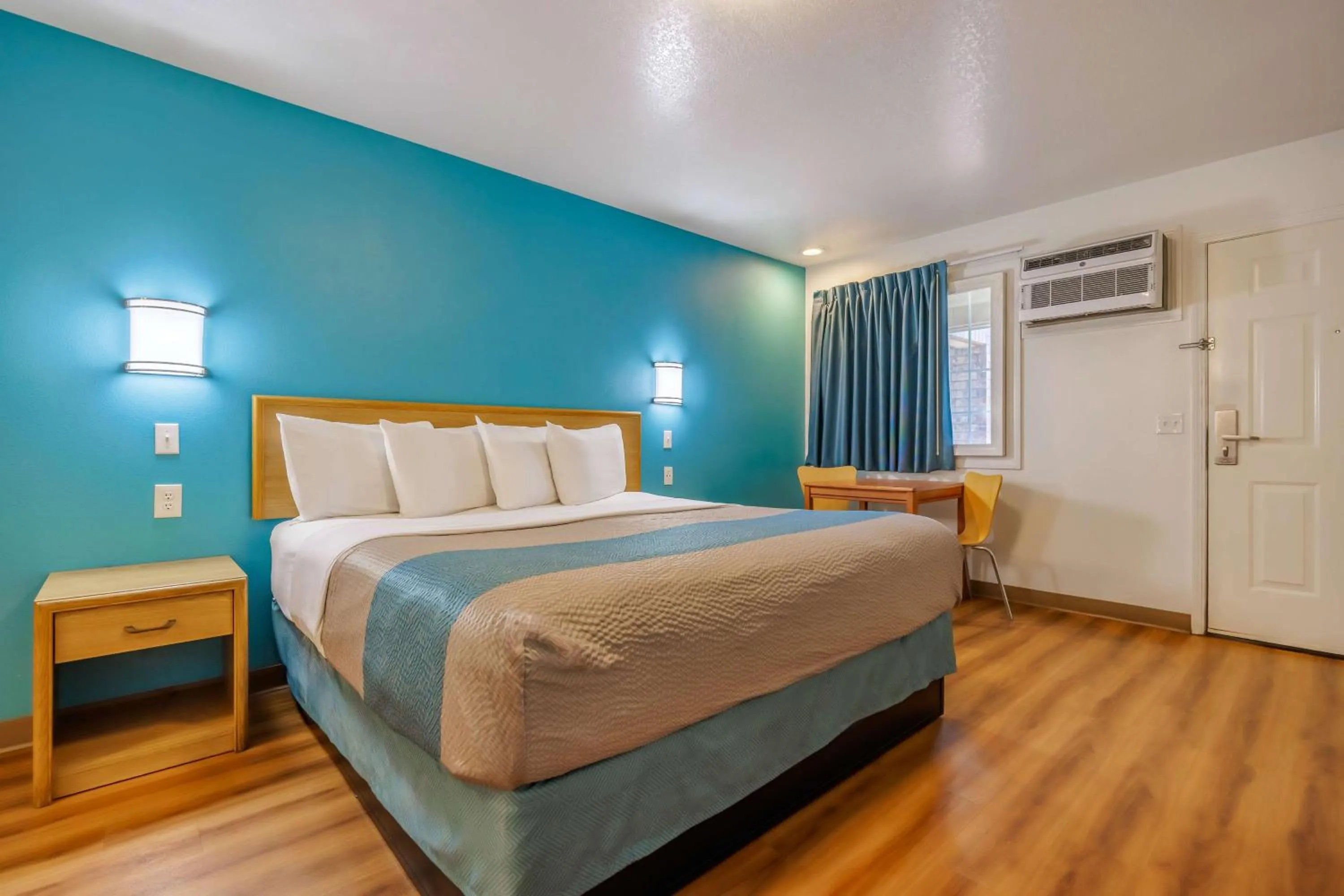 Deluxe King Room - Smoking in Motel 6-Canby, OR