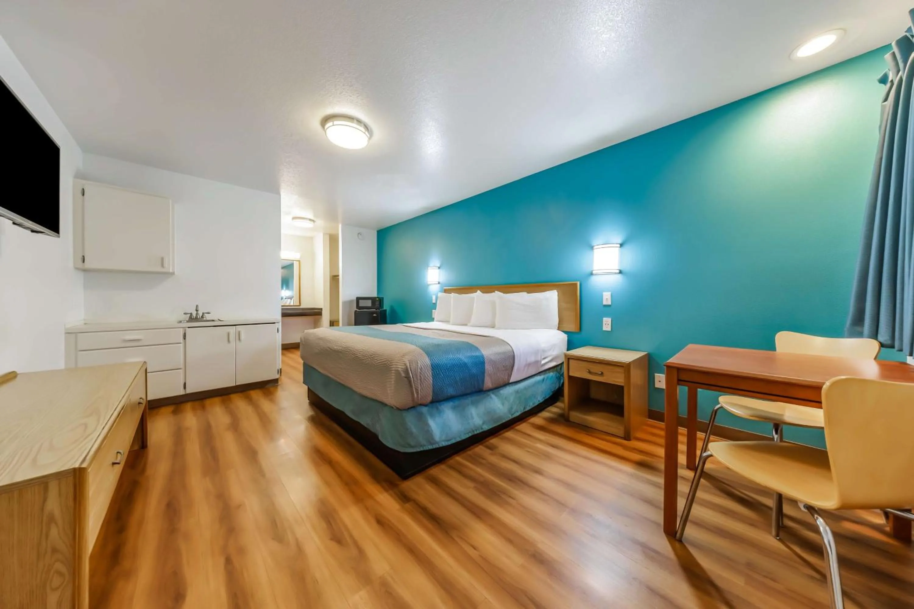 Deluxe King Room - Non-Smoking in Motel 6-Canby, OR