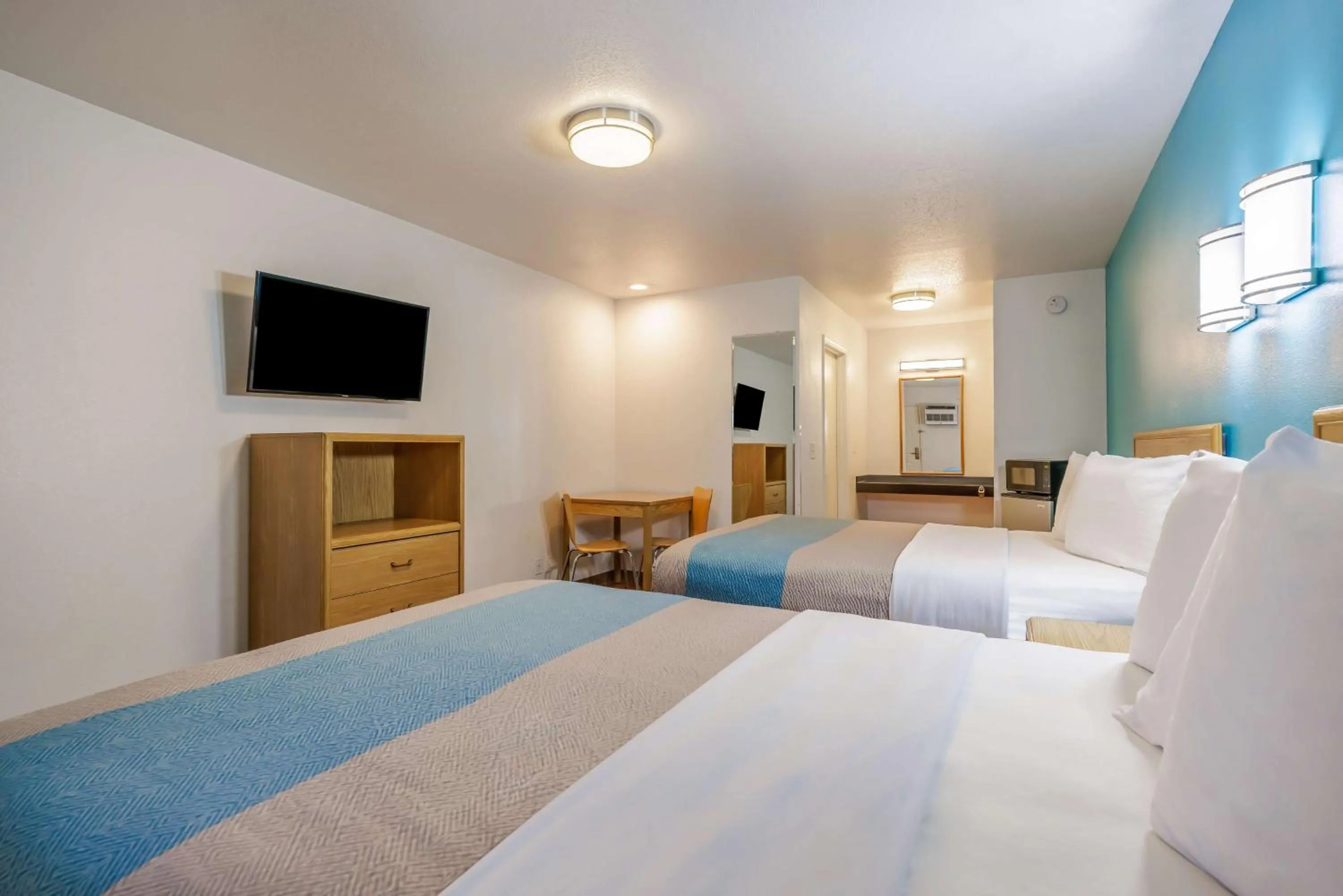 Deluxe Queen Room with Two Queen Beds - Non-Smoking in Motel 6-Canby, OR