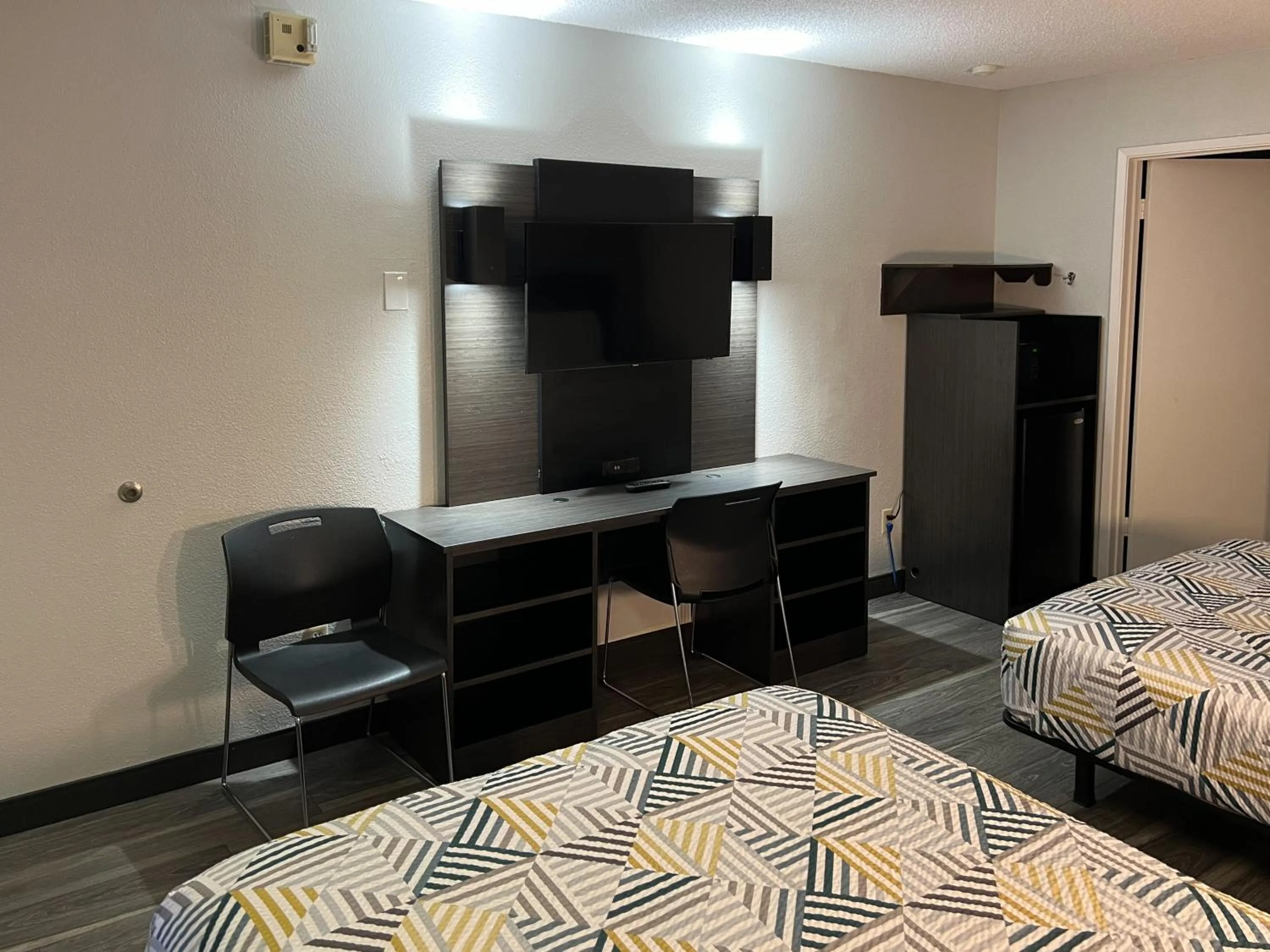 Queen Room with Two Queen Beds - Disability Access - Non-Smoking in Motel 6 Portland OR Southeast