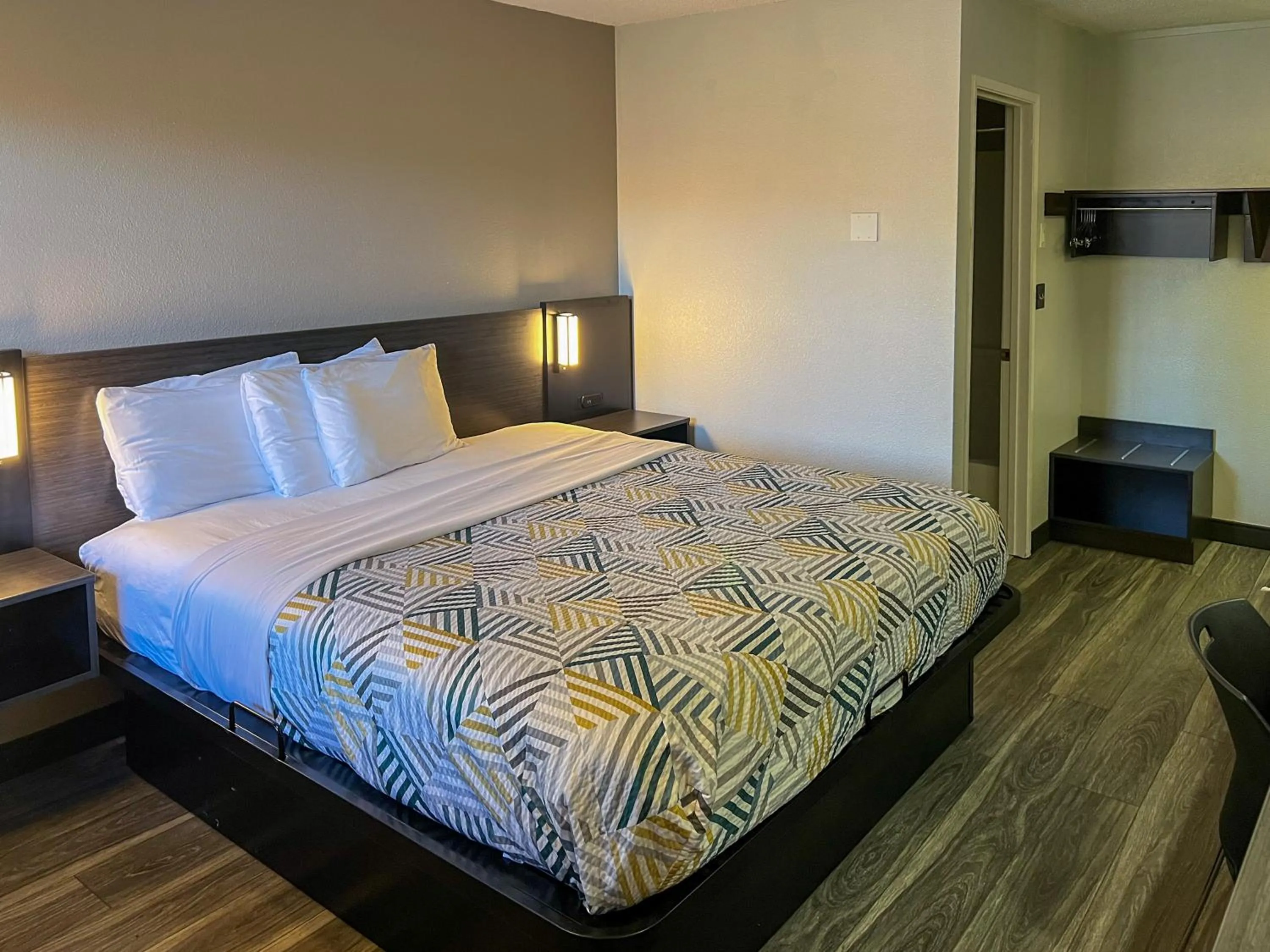 King Room - Non-Smoking in Motel 6 Portland OR Southeast