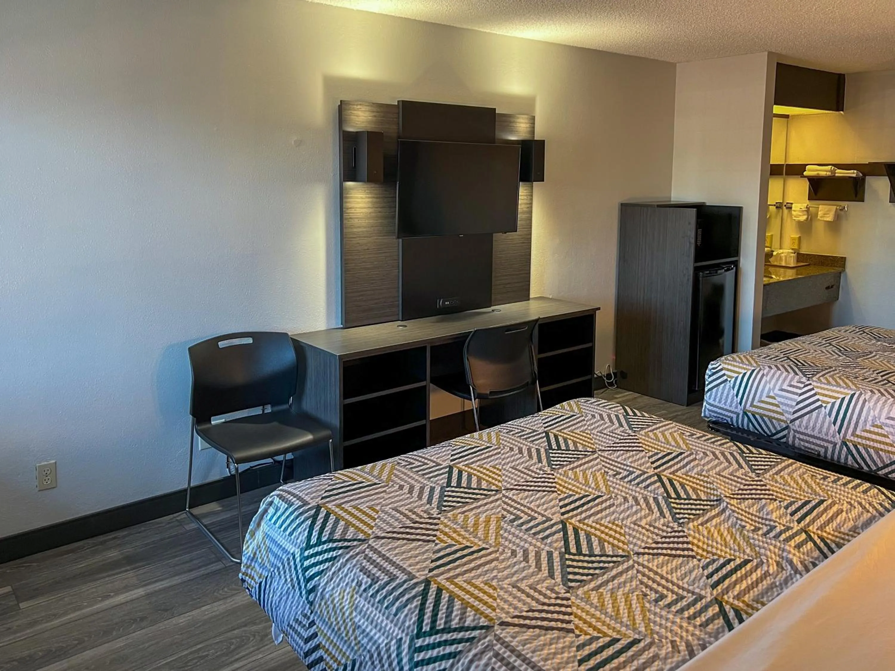 Queen Room with Two Queen Beds - Non-Smoking in Motel 6 Portland OR Southeast