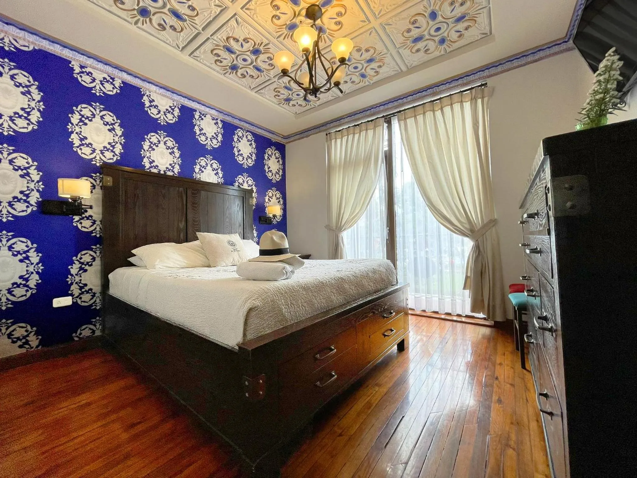 Queen Room with Balcony in Hotel Azul de la Plaza by Chat Noir