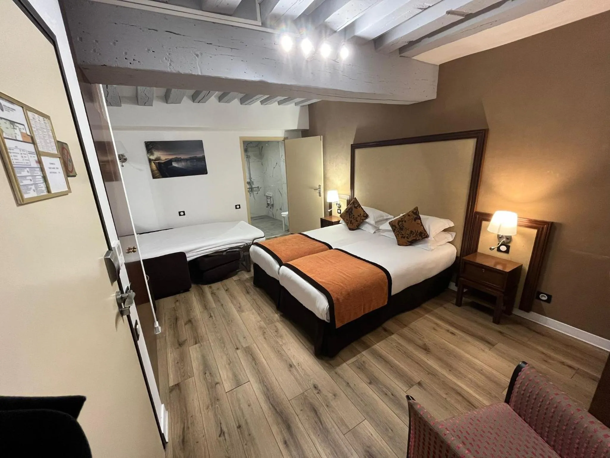 FAMILY Room - Accessible to People with Reduced Mobility - Courtyard View - Ground Floor in Hôtel 85 Saint Honore