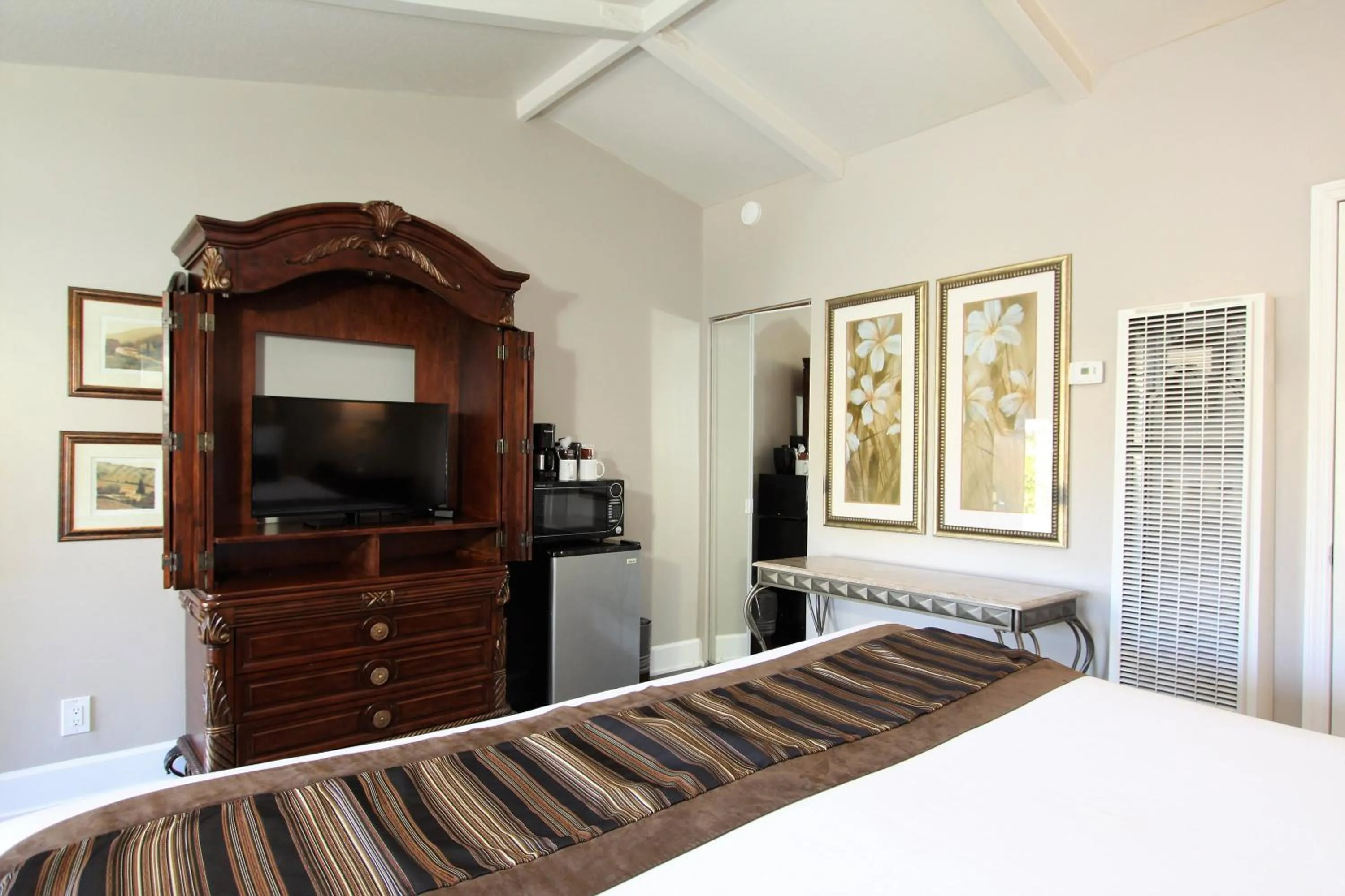 Standard King Room in Monterey Peninsula Inn