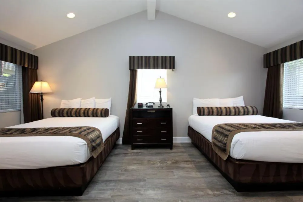 Queen Room with Two Queen Beds - Disability Access in Monterey Peninsula Inn