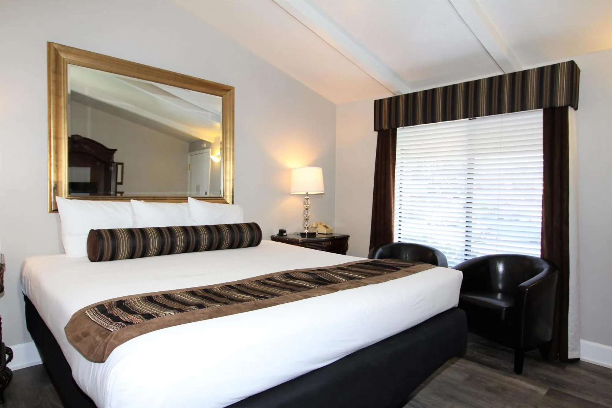 Standard Queen Room in Monterey Peninsula Inn