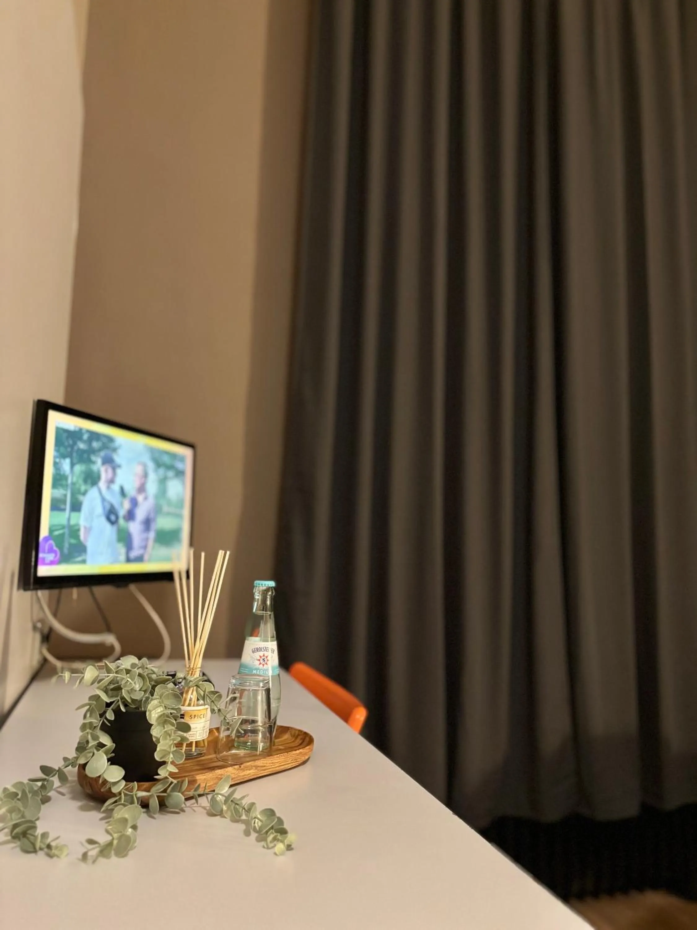 Single Room with Shared Bathroom in Colour Hotel