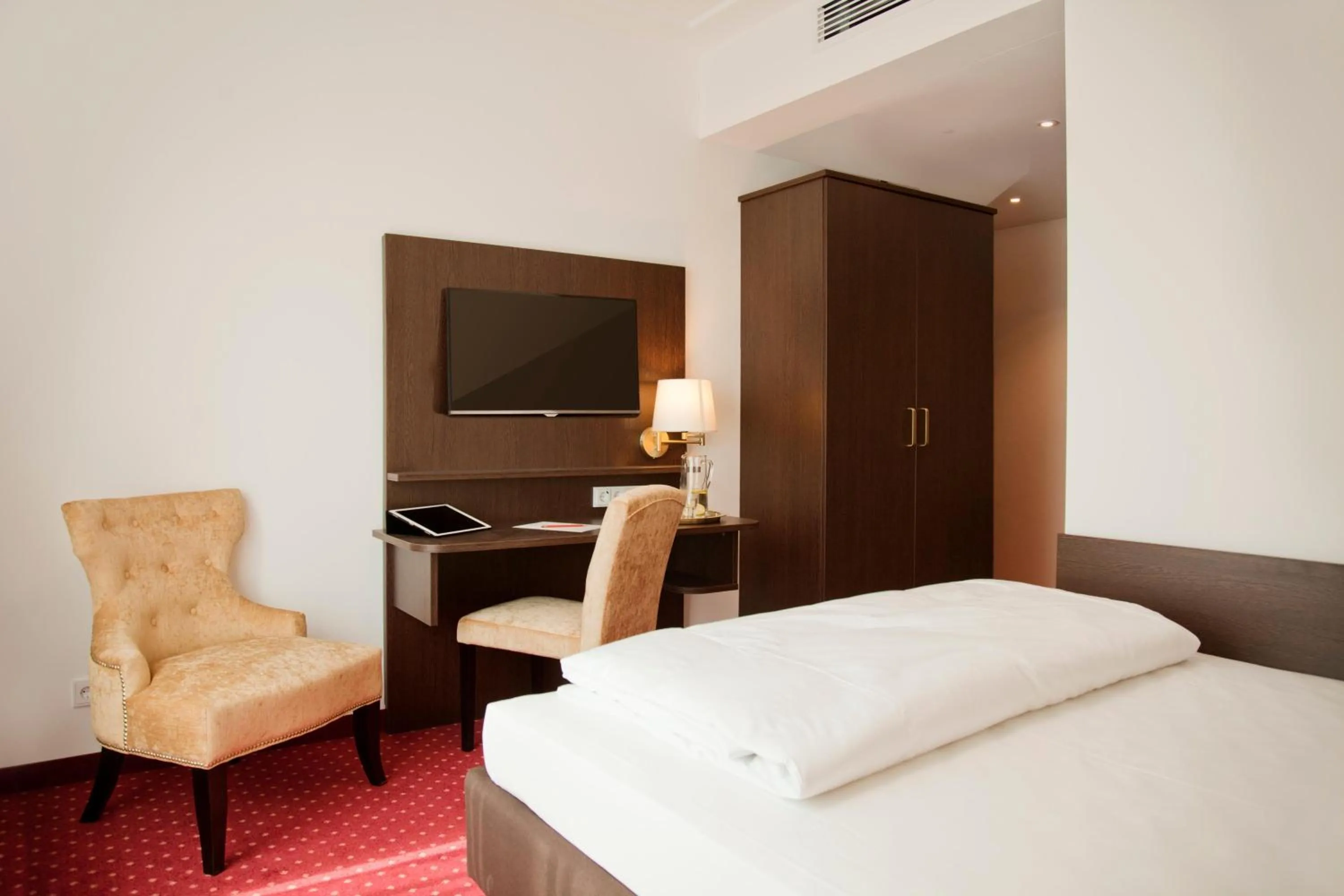 Small Double Room with Balcony in Gold Palais Hotel