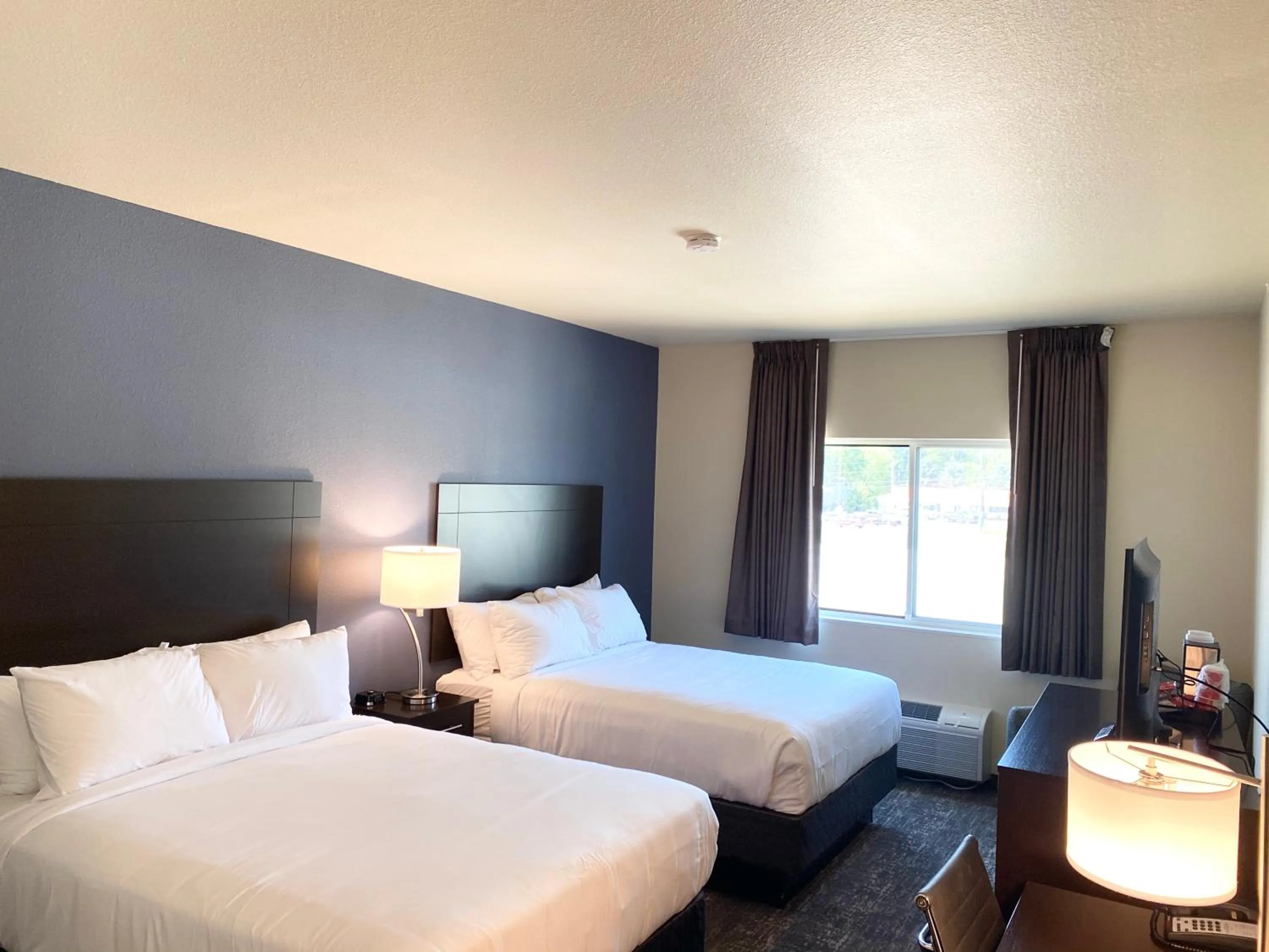 Queen Room - Disability Access in Cobblestone Inn & Suites - Forest City