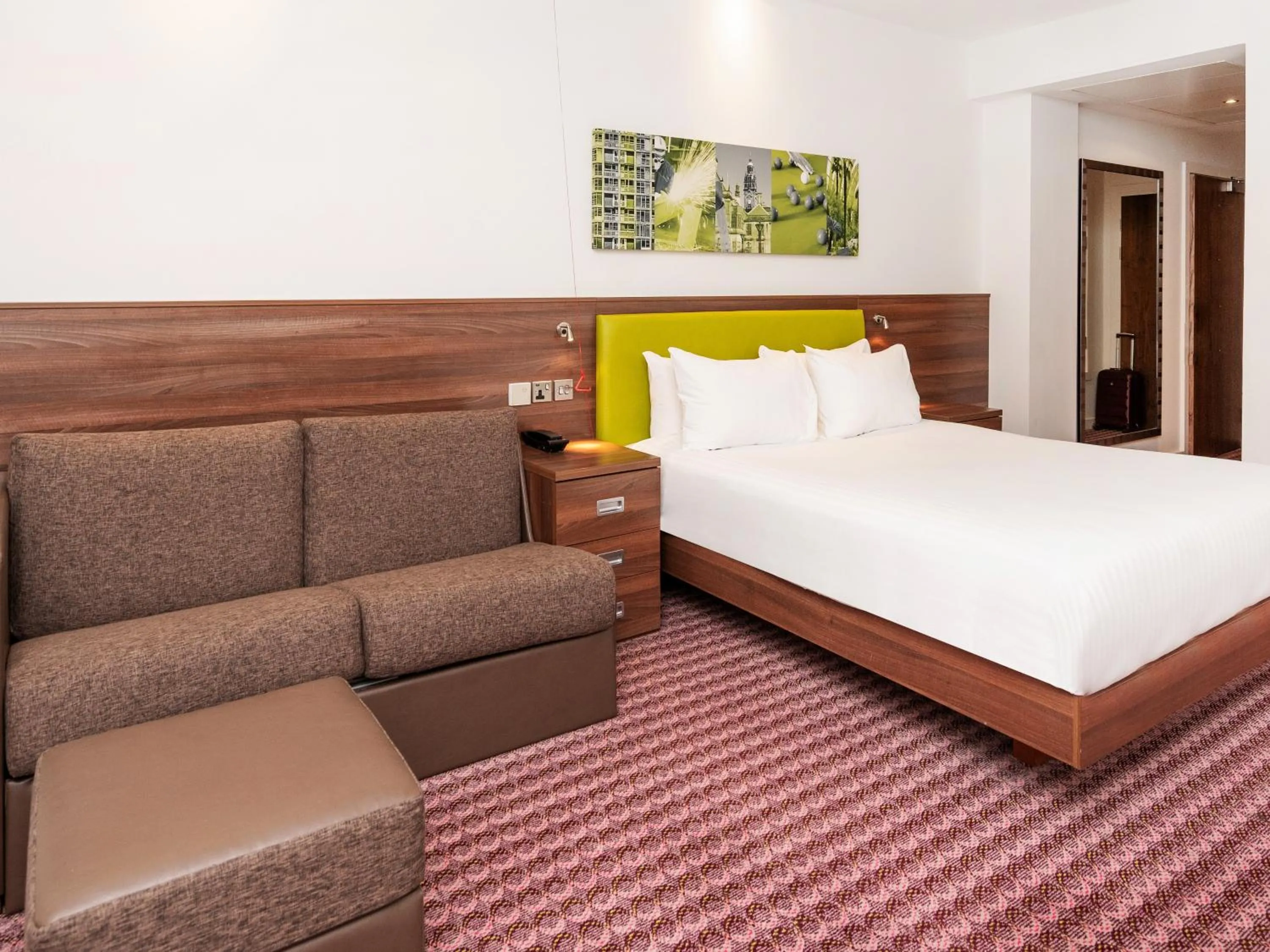 Queen Room with Sofa Bed - Disability Access in Hampton by Hilton Sheffield