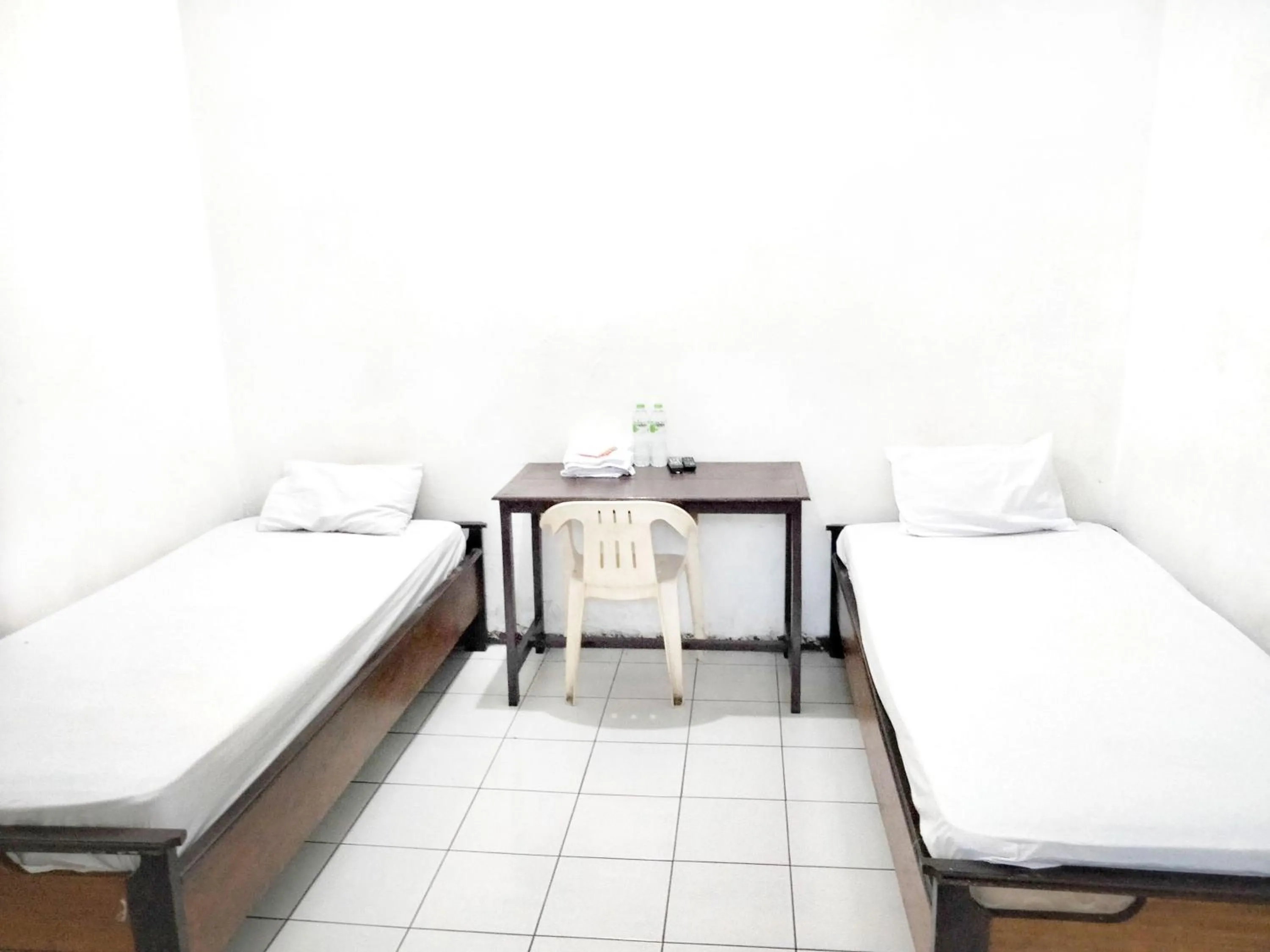 Budget Twin Room in Sartika Hotel Mitra RedDoorz Pati
