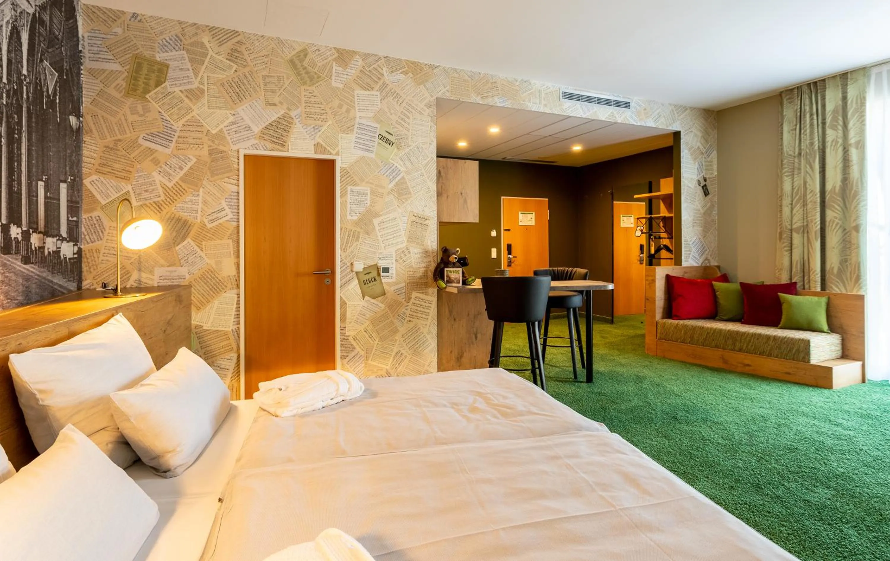 Großes Doppelzimmer „ROOMY“ mit Küchenzeile in mightyTwice Hotel Dresden