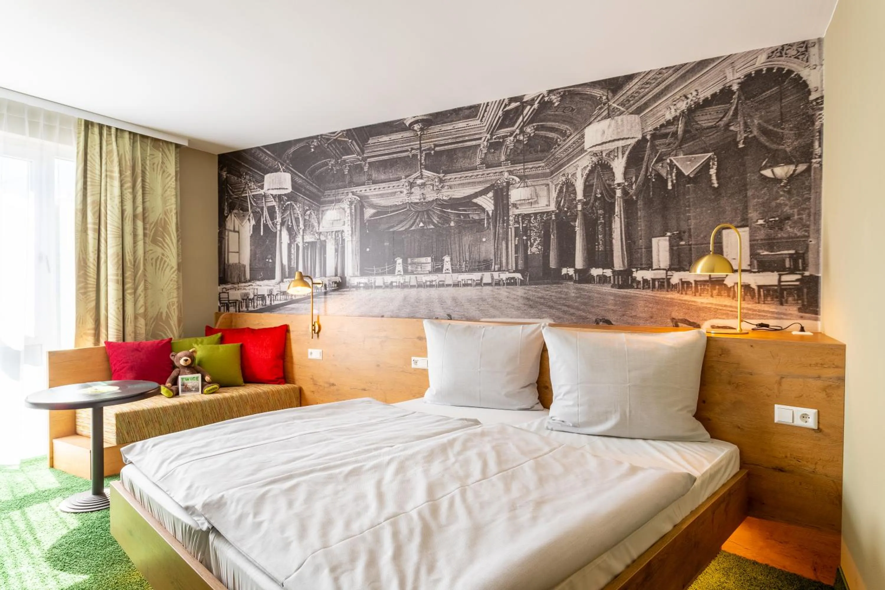 Doppelzimmer „COMFY“ mit Kingsize-Bett in mightyTwice Hotel Dresden