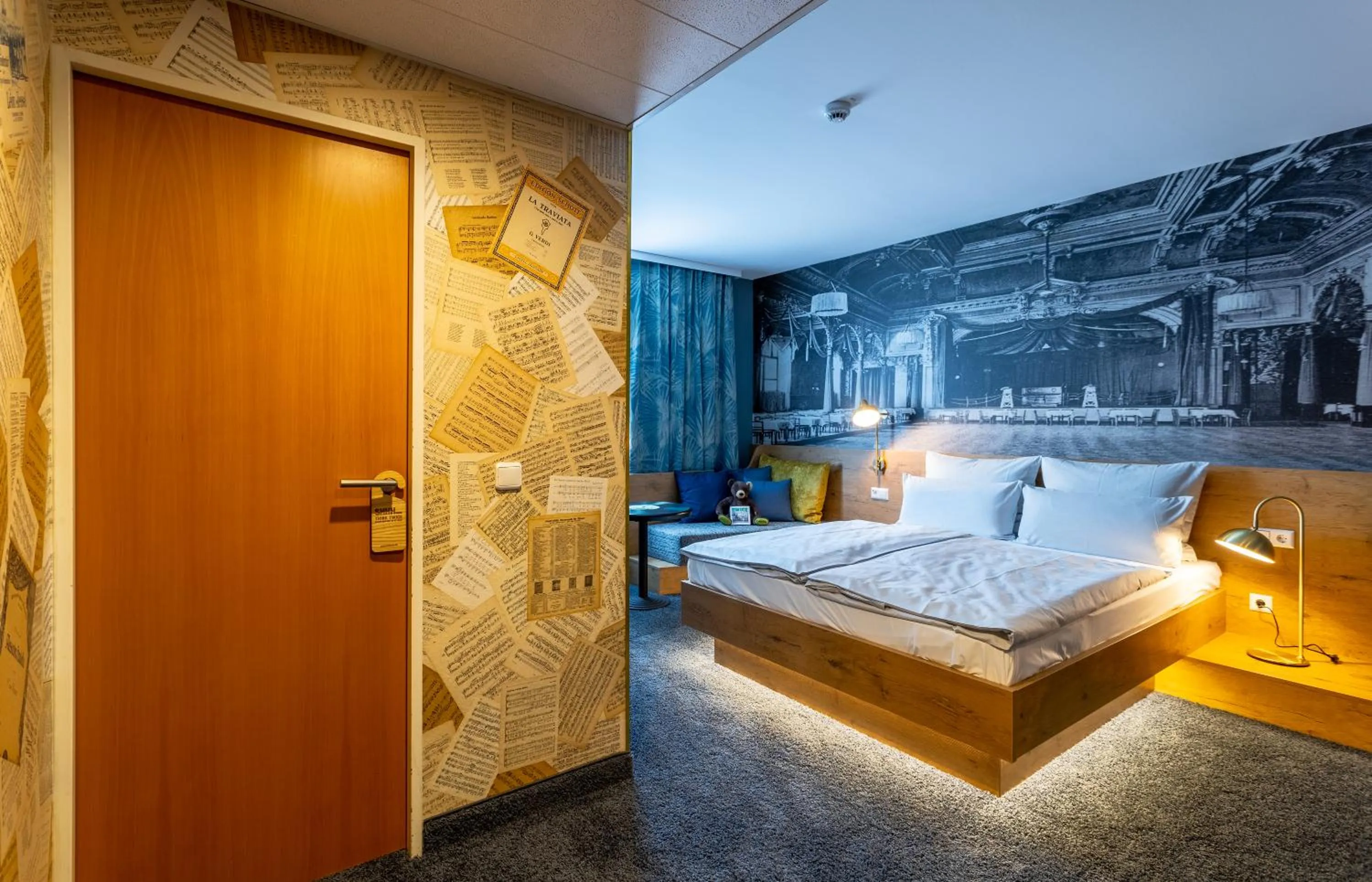 Doppelzimmer „COSY“ mit Queensize-Bett in mightyTwice Hotel Dresden
