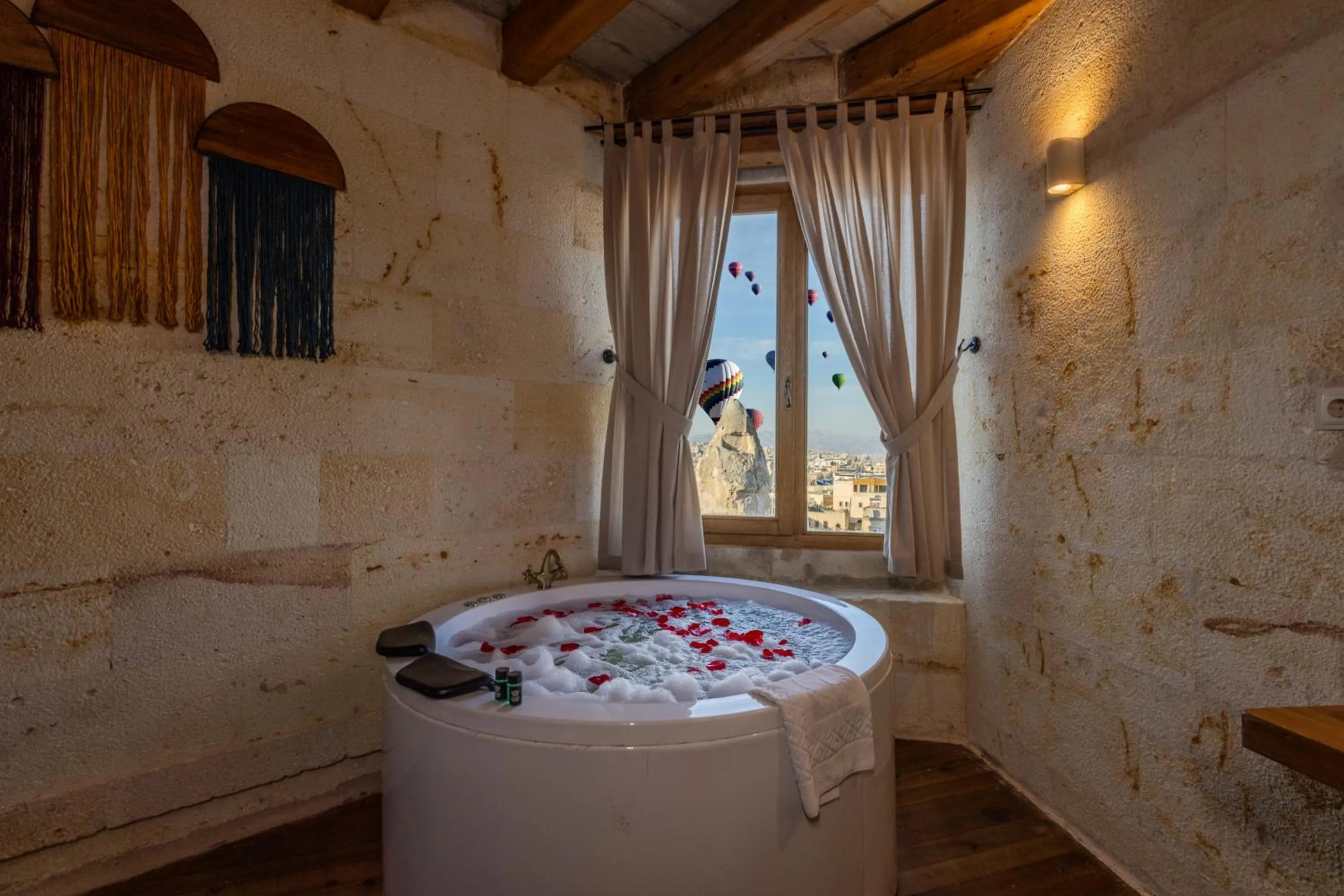Deluxe Room With Balloon view and Bathtub in Arinna Cappadocia