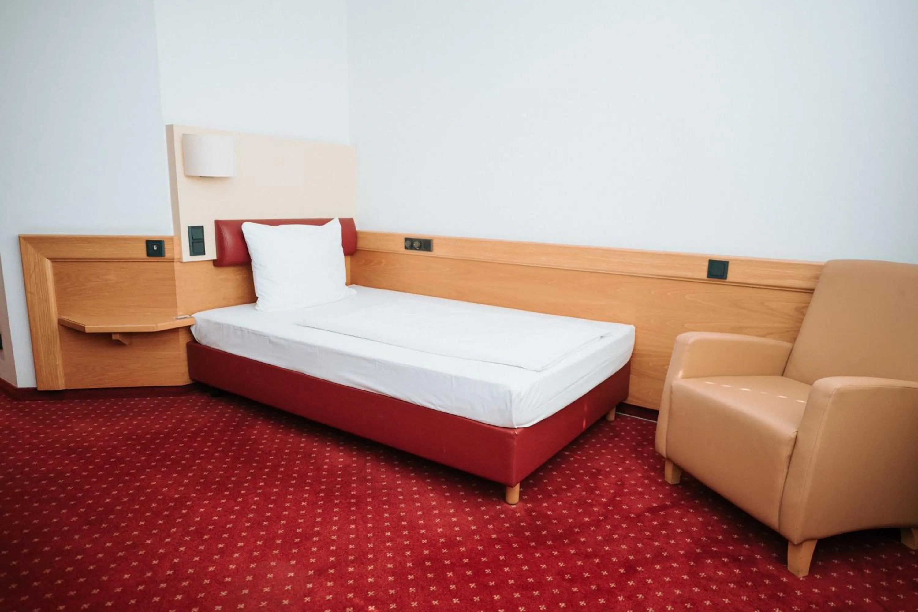 Budget Single Room in Feringapark Hotel by Coffee Fellows Hotels