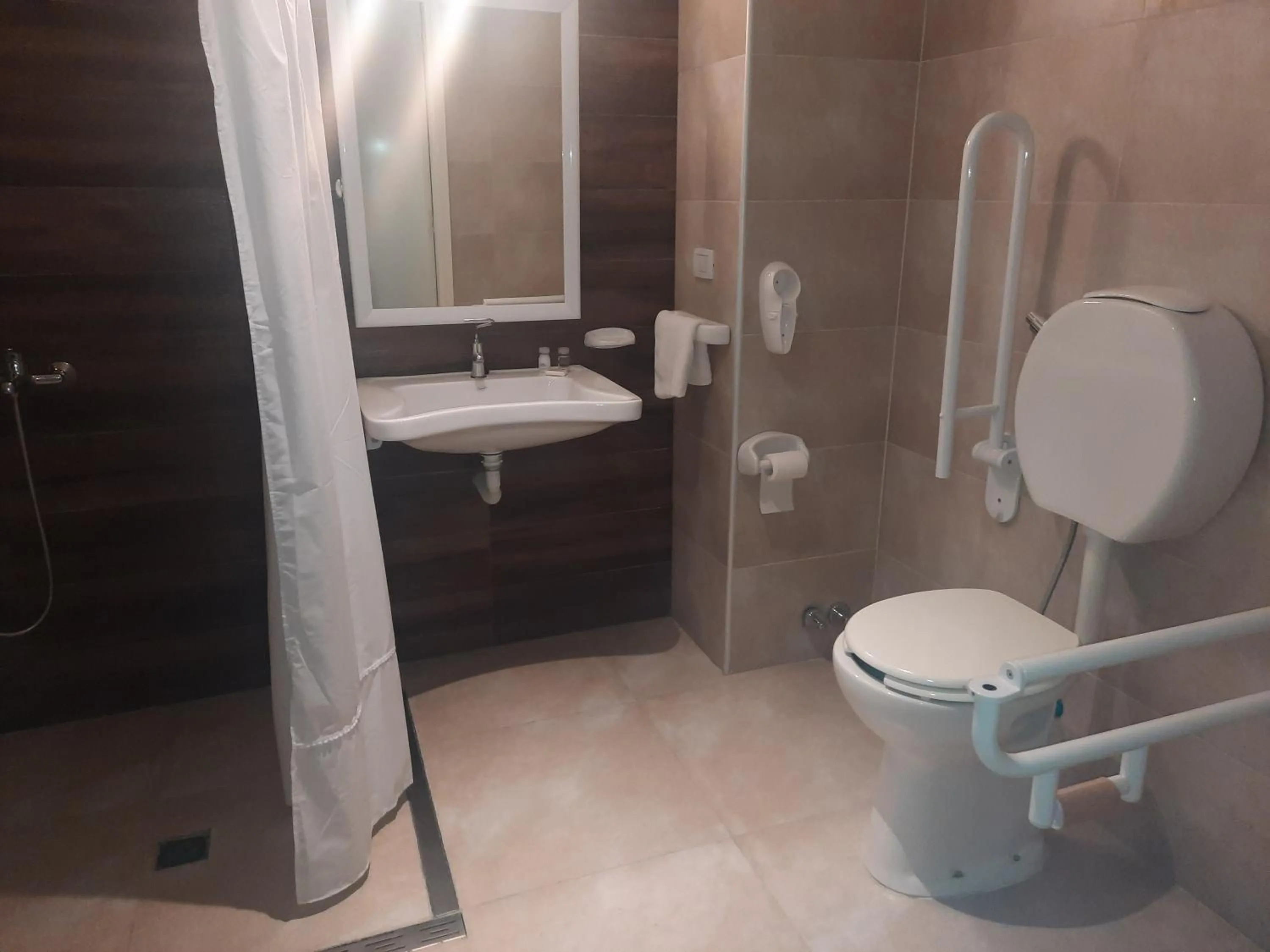 Queen Room with Two Queen Beds - Mobility Access/Non-Smoking in Howard Johnson Plaza & Convention Center Spa La Plata