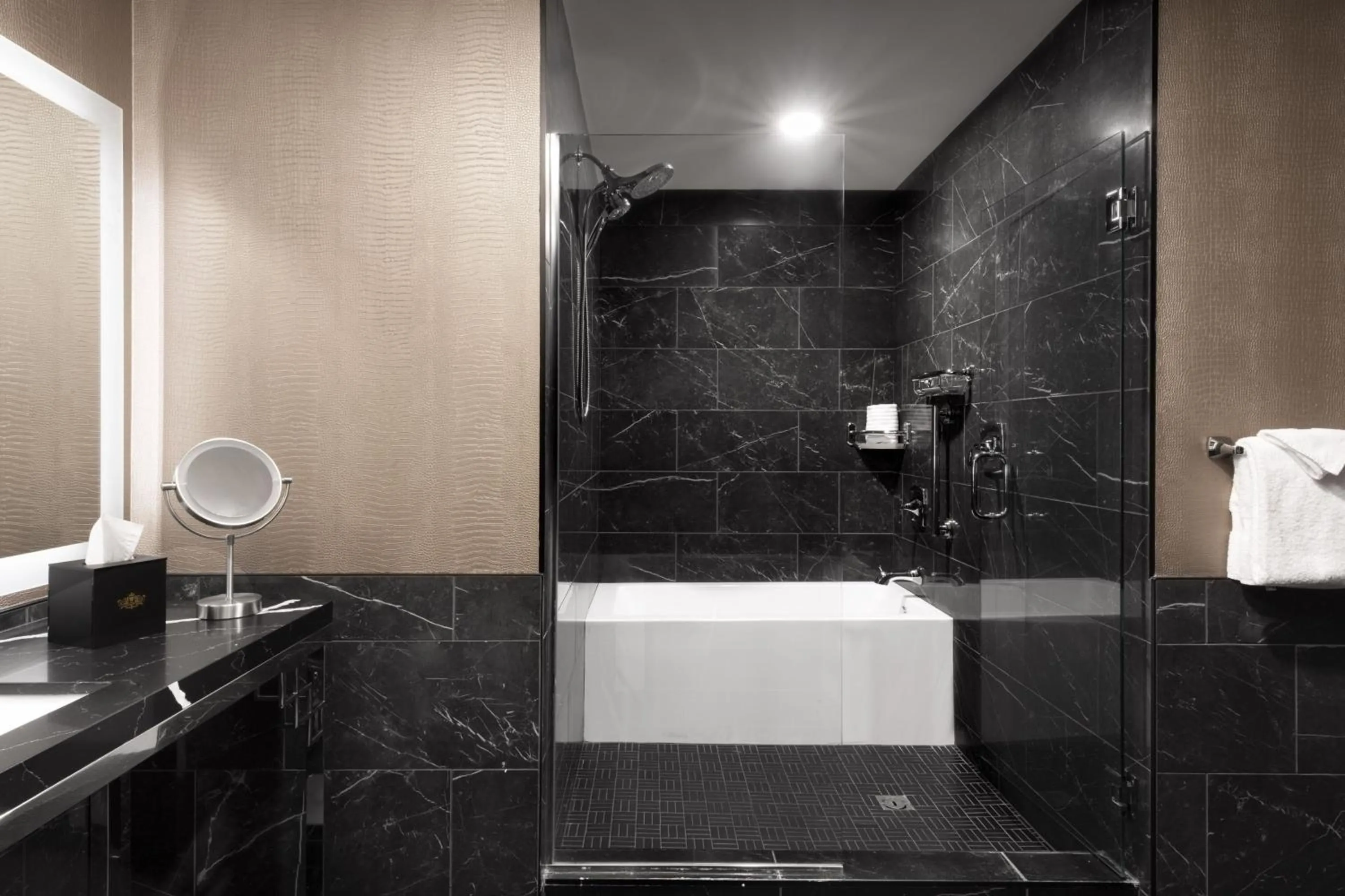 Guest room, 1 King, Balcony in The Warrior Hotel, Autograph Collection